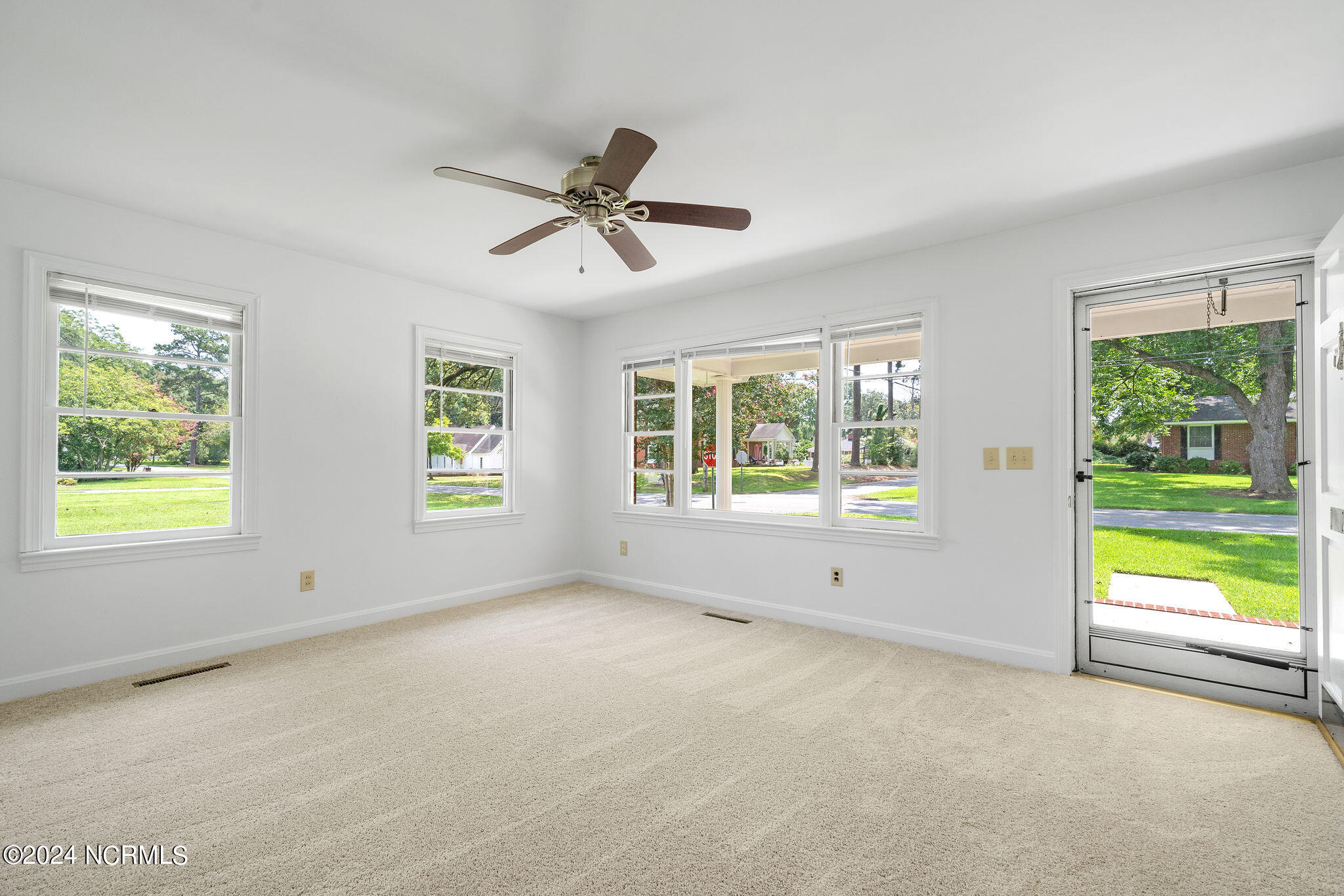319 E Hill Street Property Photo 4