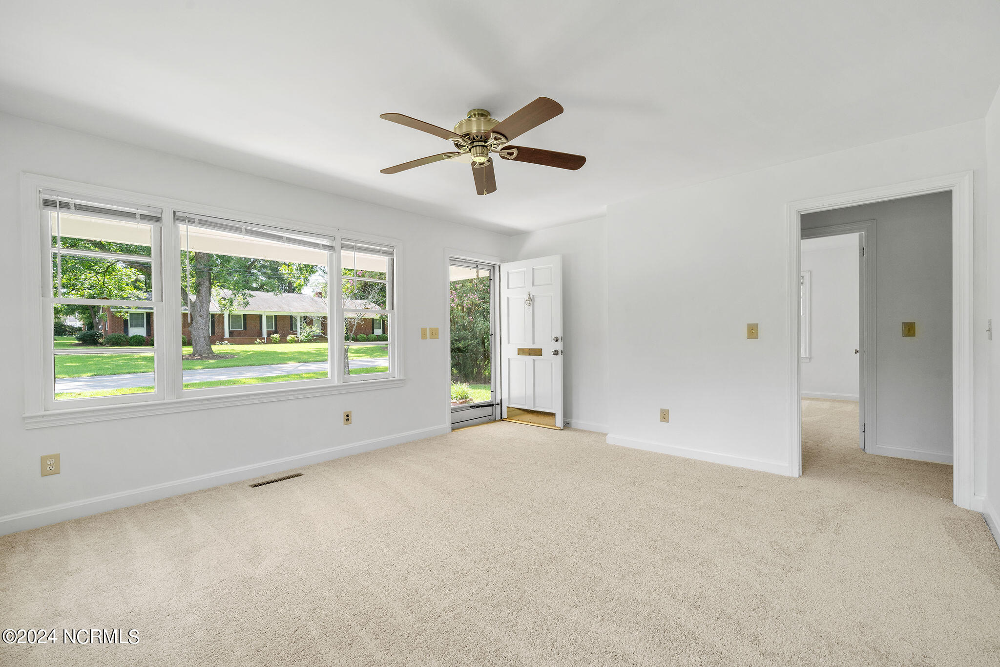 319 E Hill Street Property Photo 5