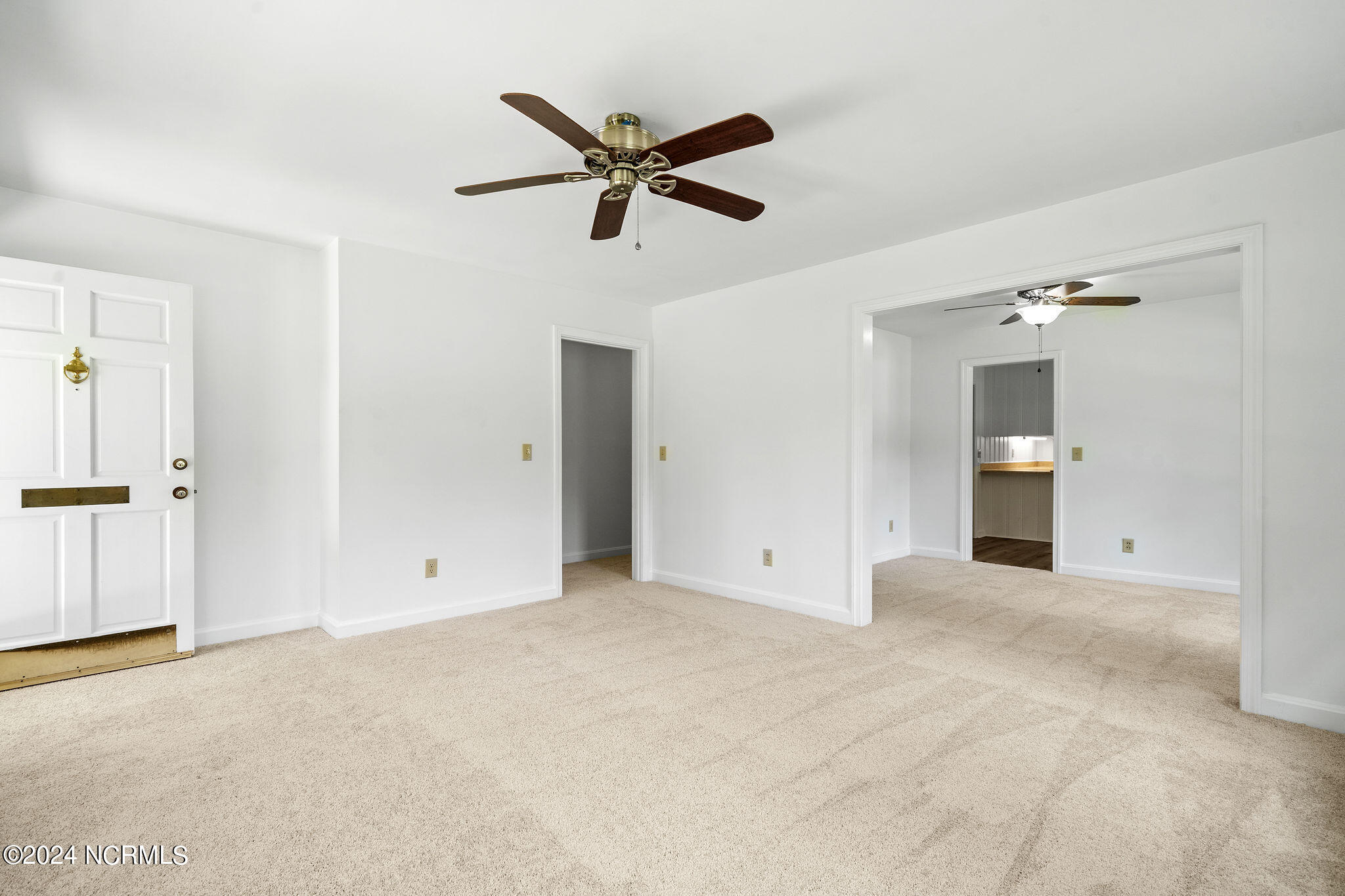 319 E Hill Street Property Photo 6