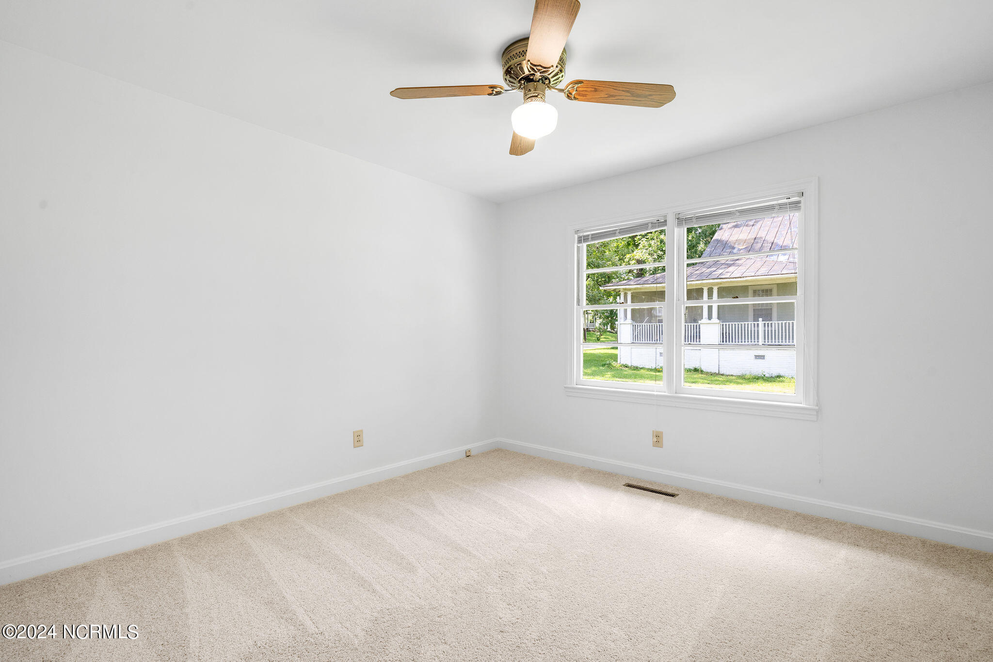 319 E Hill Street Property Photo 20