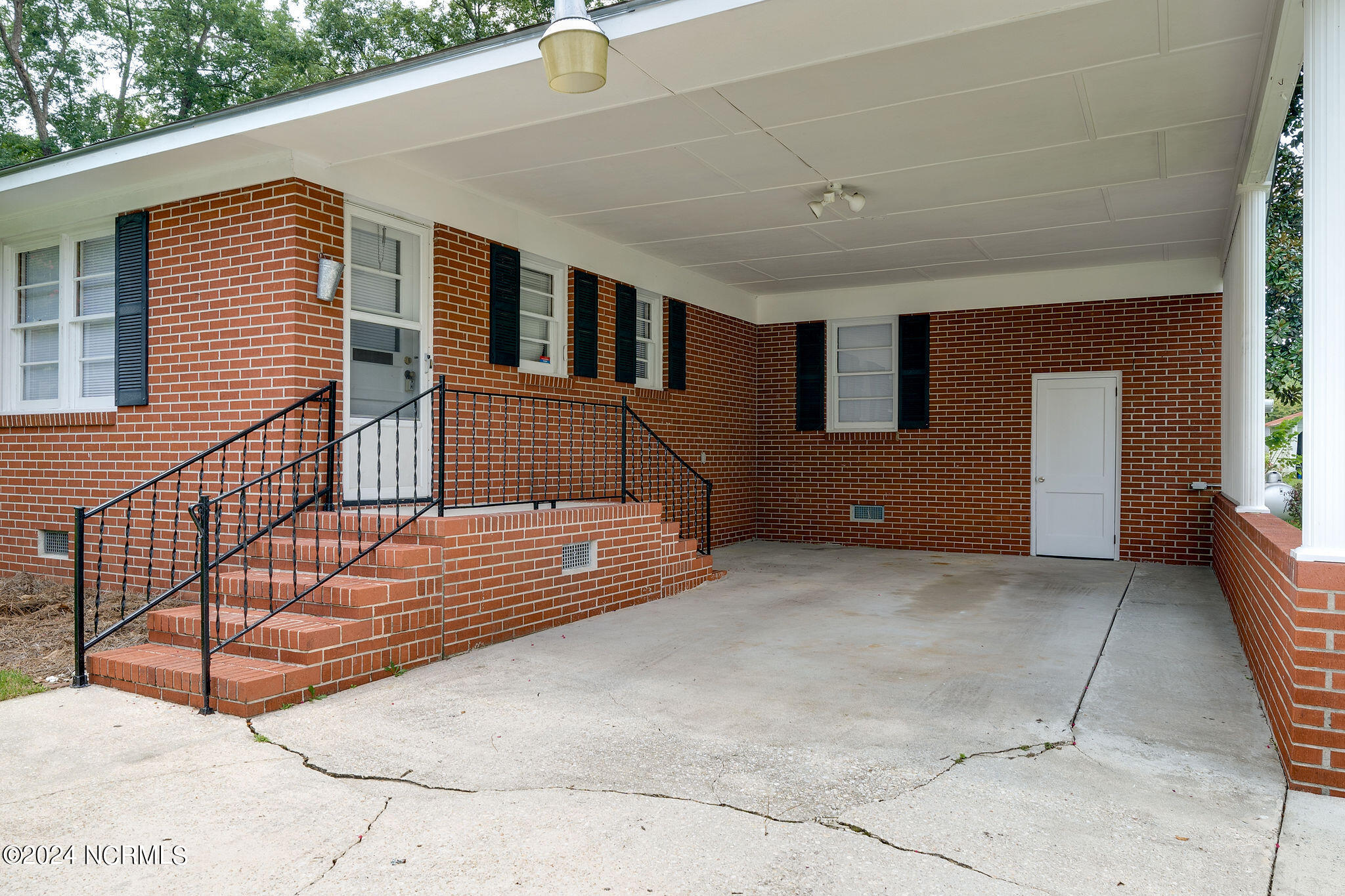 319 E Hill Street Property Photo 26