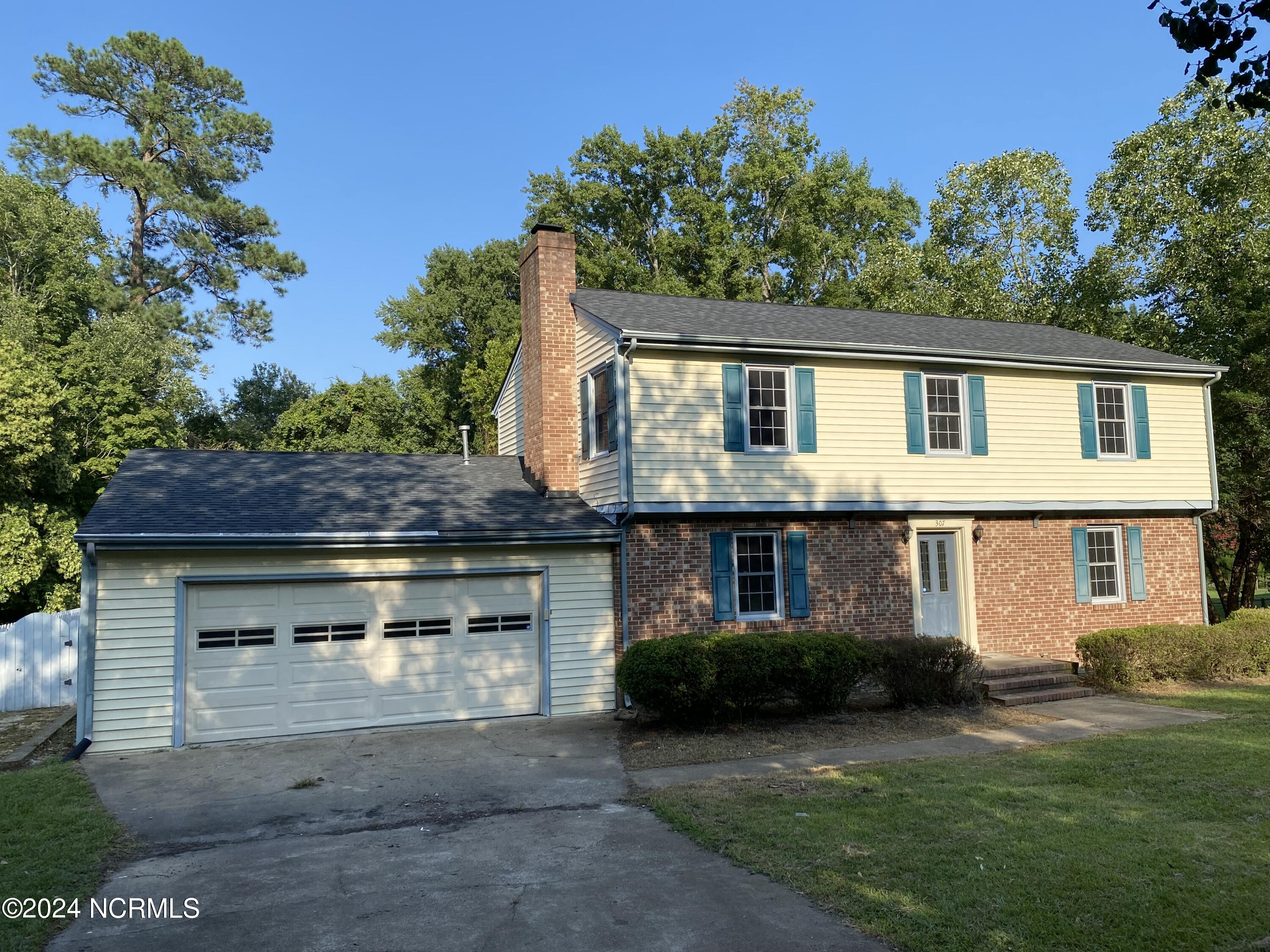 307 Glen Oak Drive Property Photo 2