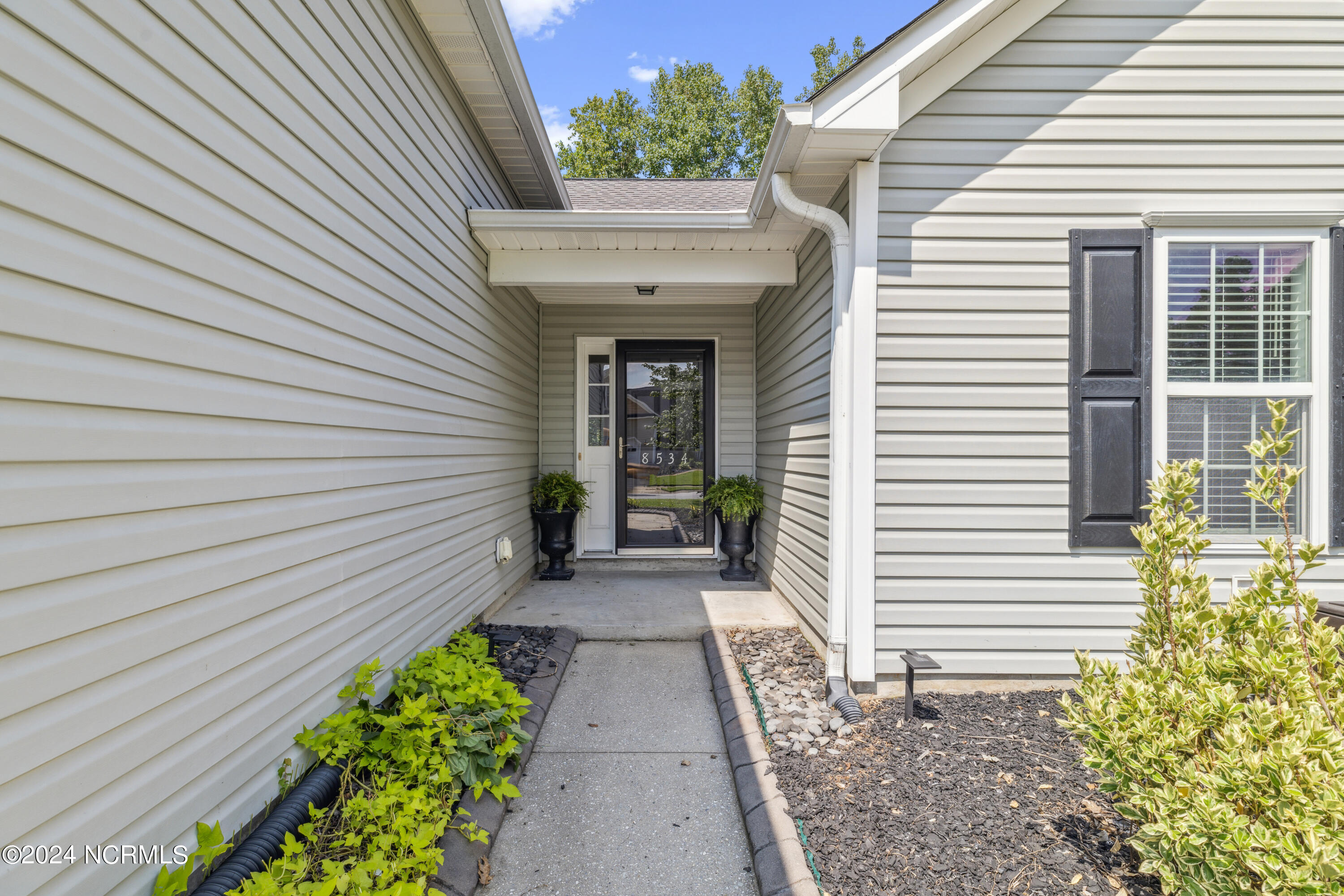 8534 Glasgow Street Property Photo 4