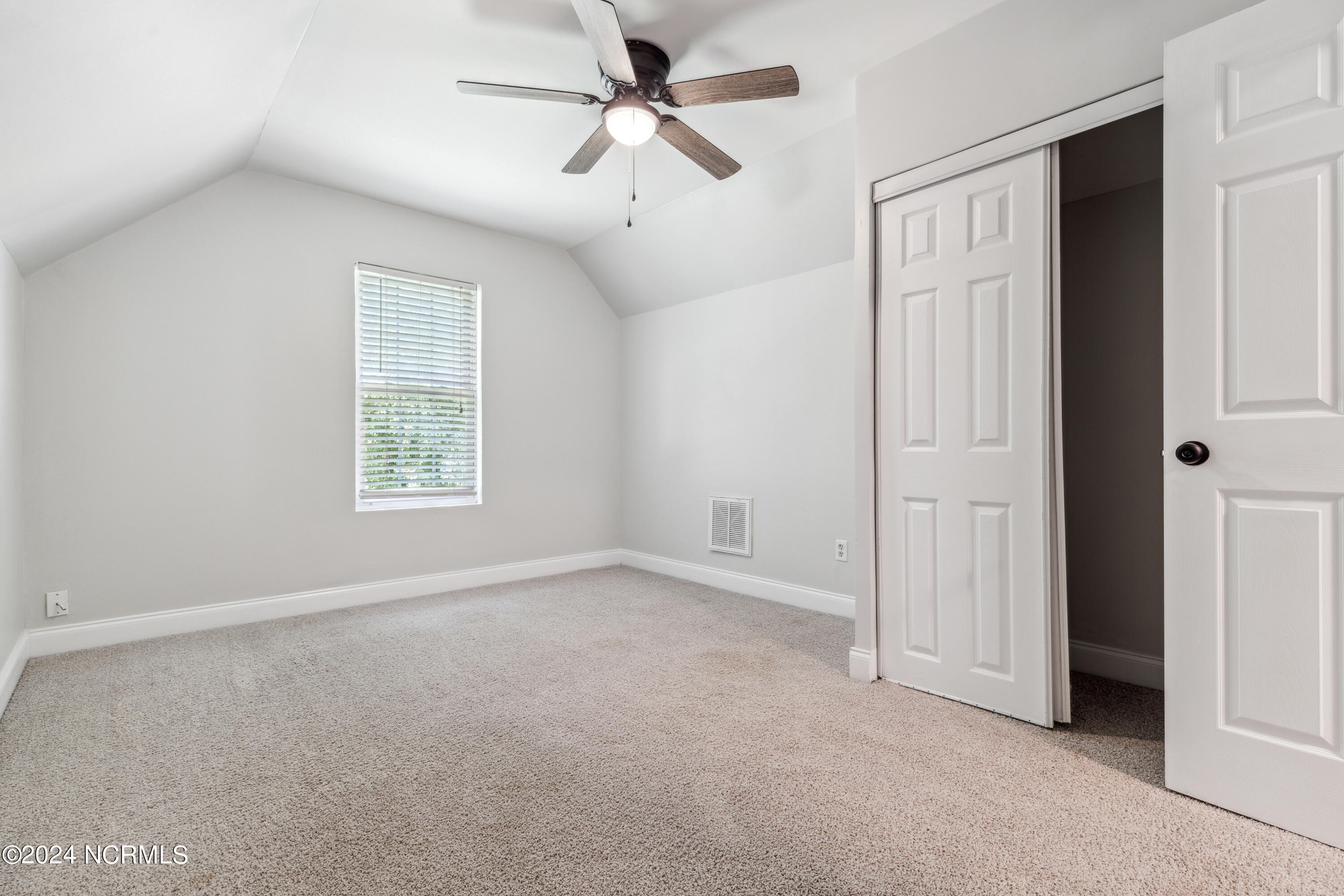 8534 Glasgow Street Property Photo 32