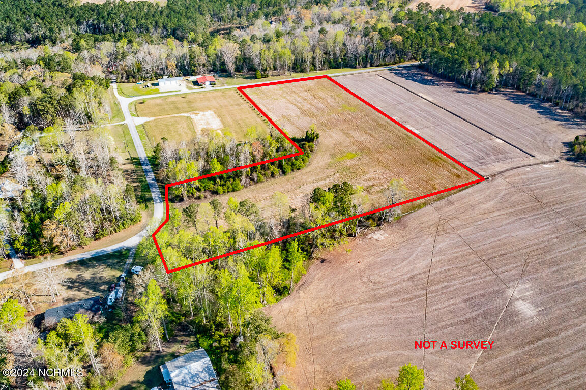 681 Howells Road Property Photo 4