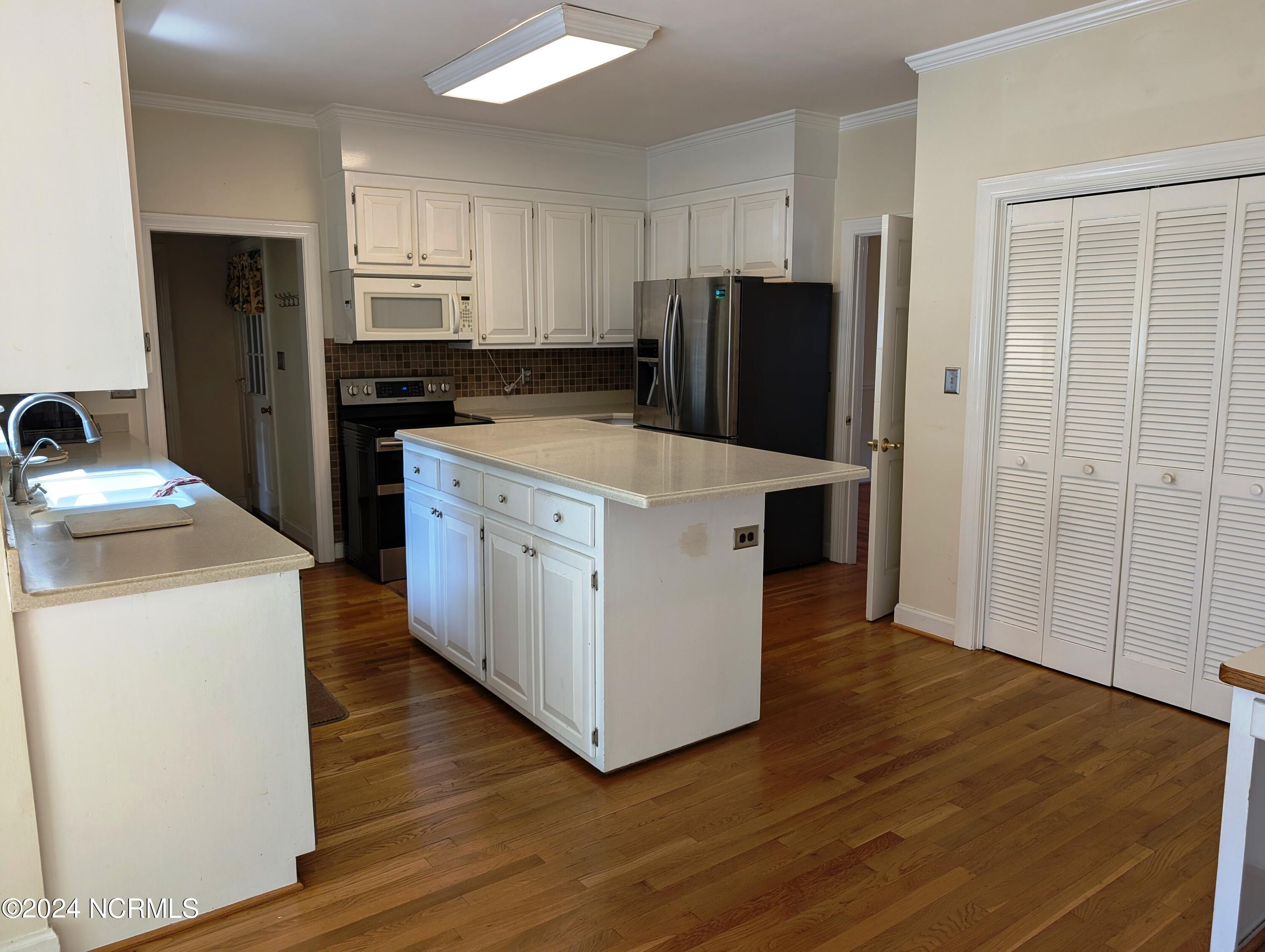 1711 Westbrook Drive Property Photo 7