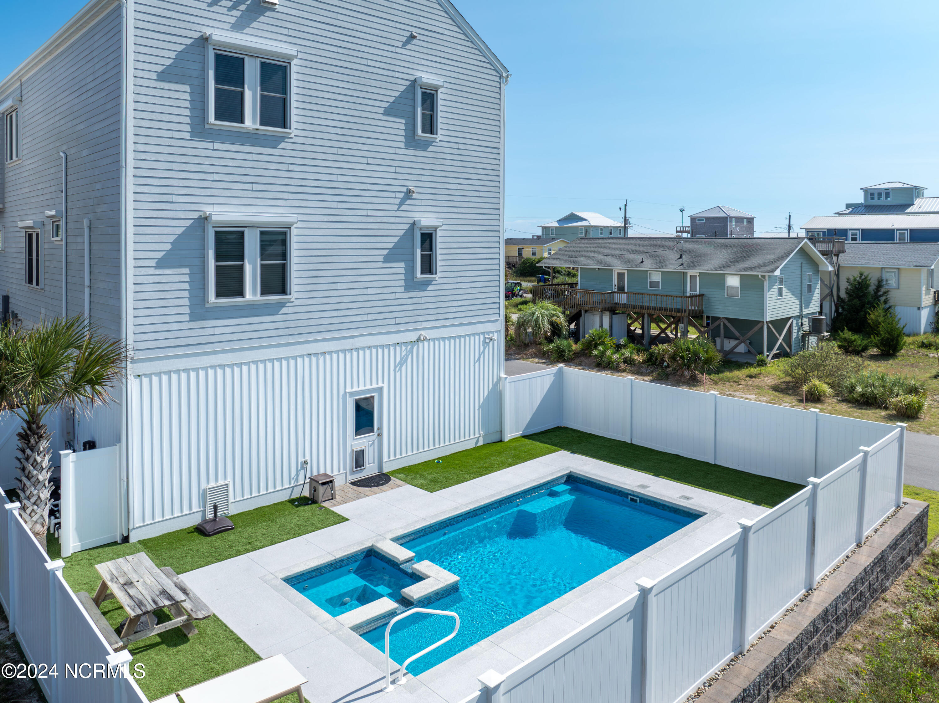 1201-1202 N Shore Drive Property Photo 5