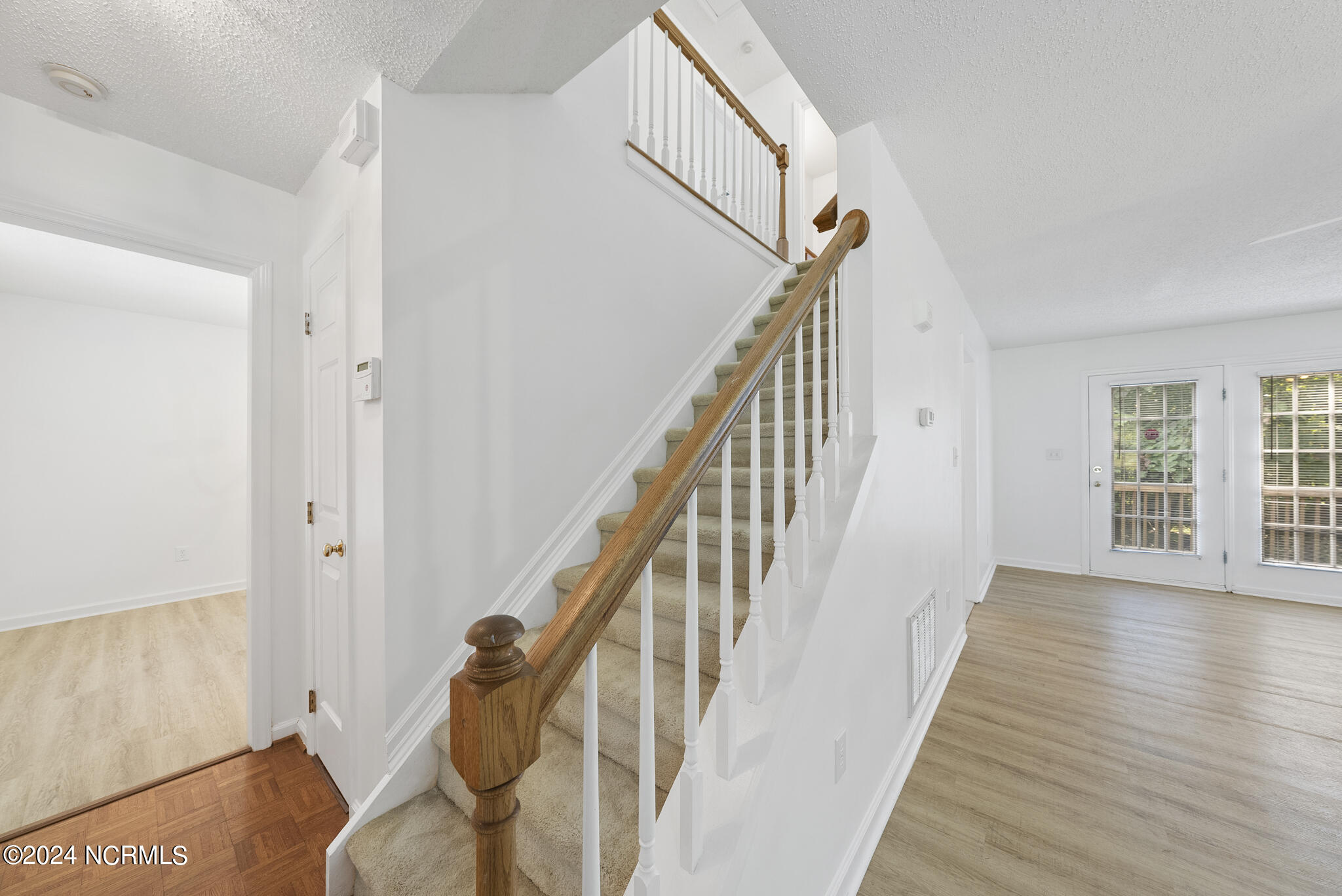 5694 Windyke Drive Property Photo 7