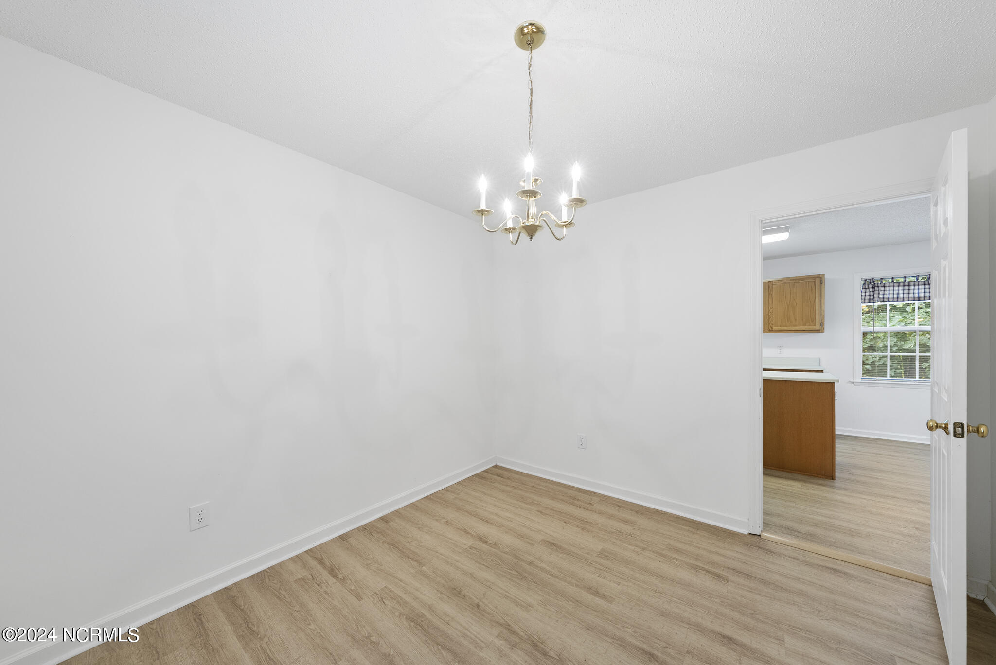 5694 Windyke Drive Property Photo 9