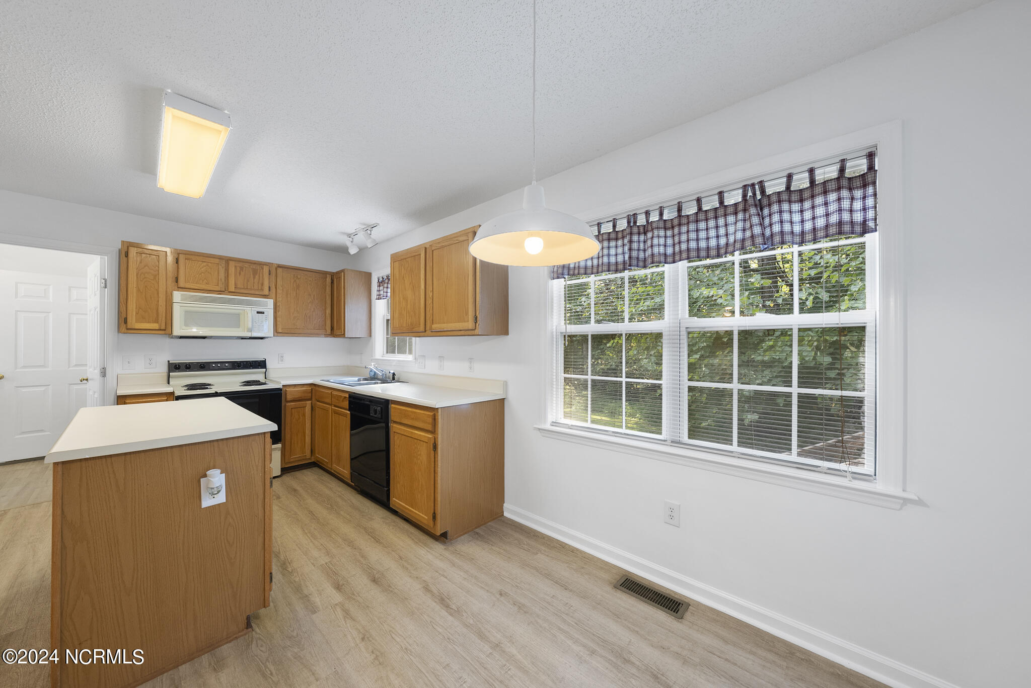 5694 Windyke Drive Property Photo 10