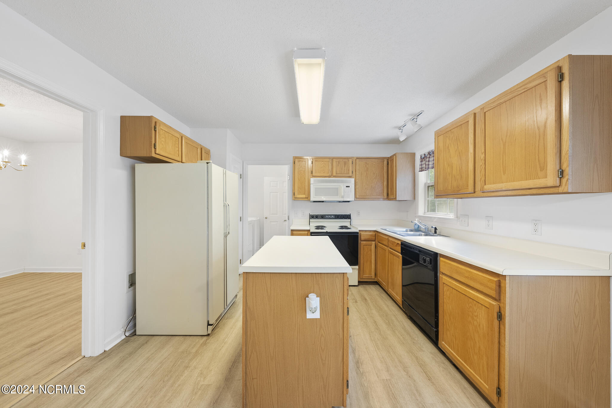 5694 Windyke Drive Property Photo 11