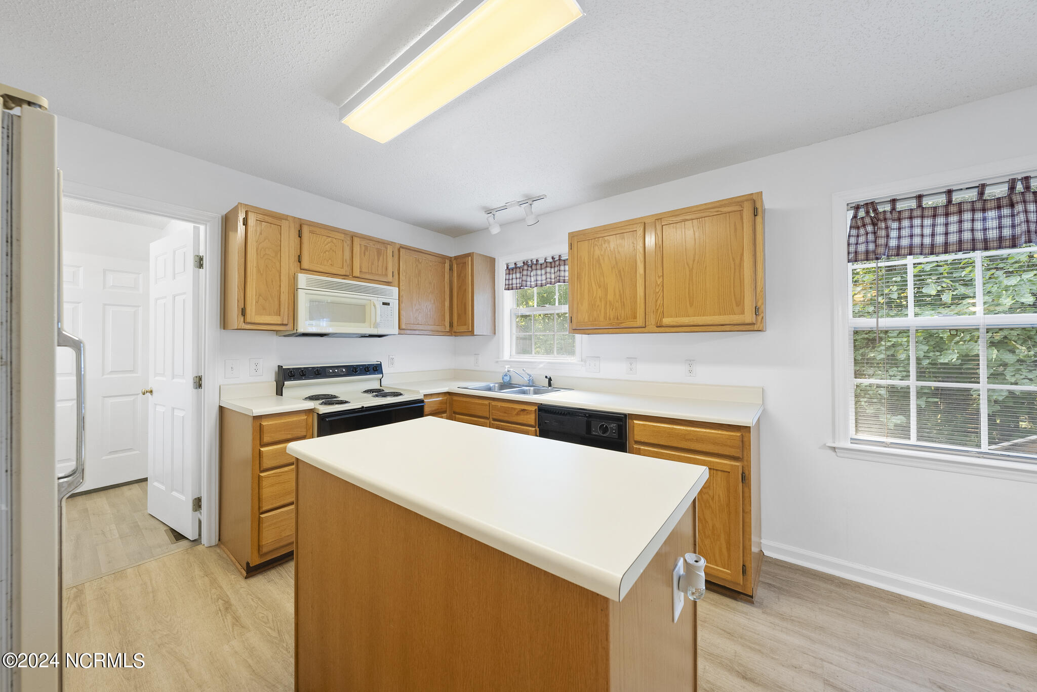 5694 Windyke Drive Property Photo 12
