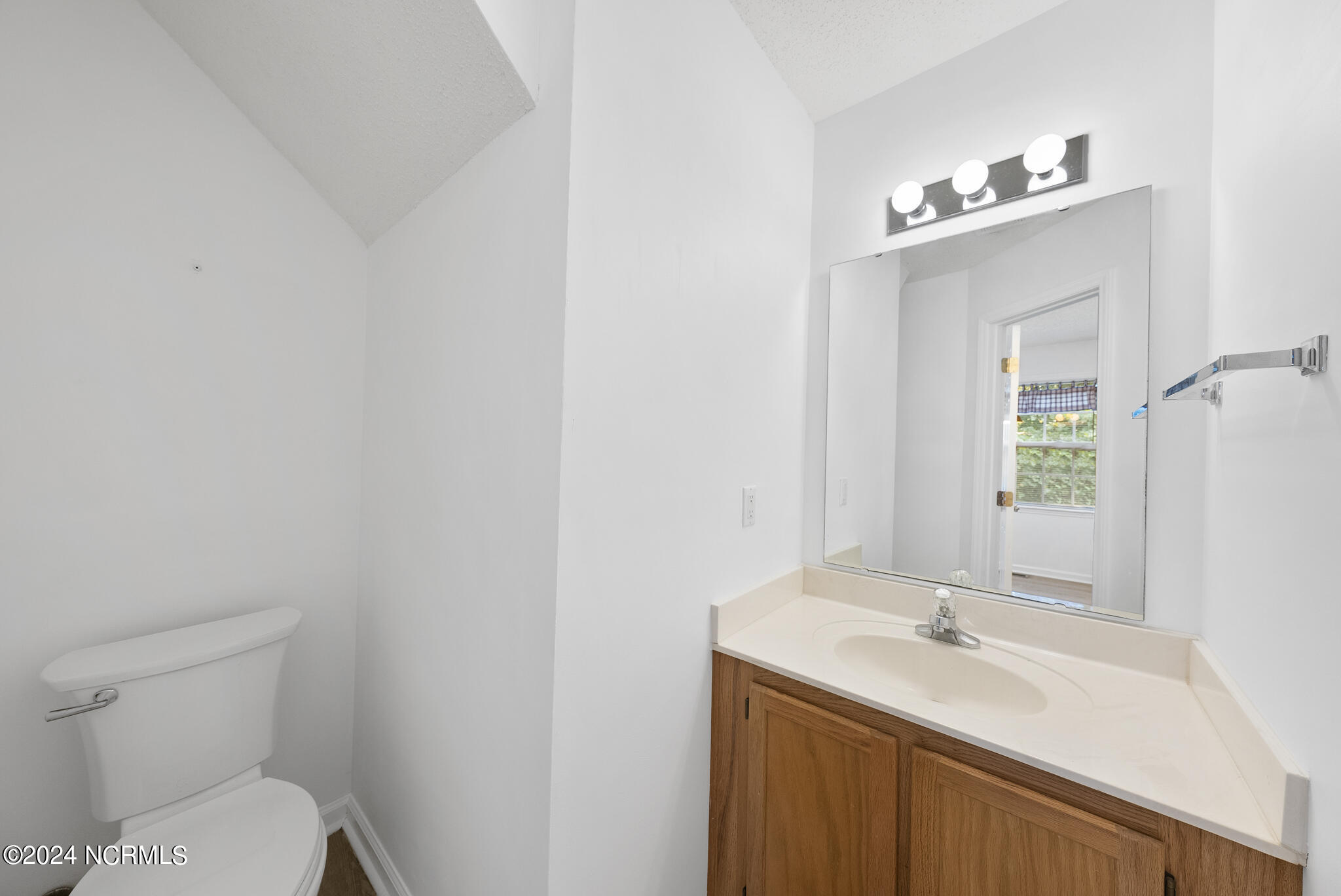5694 Windyke Drive Property Photo 13