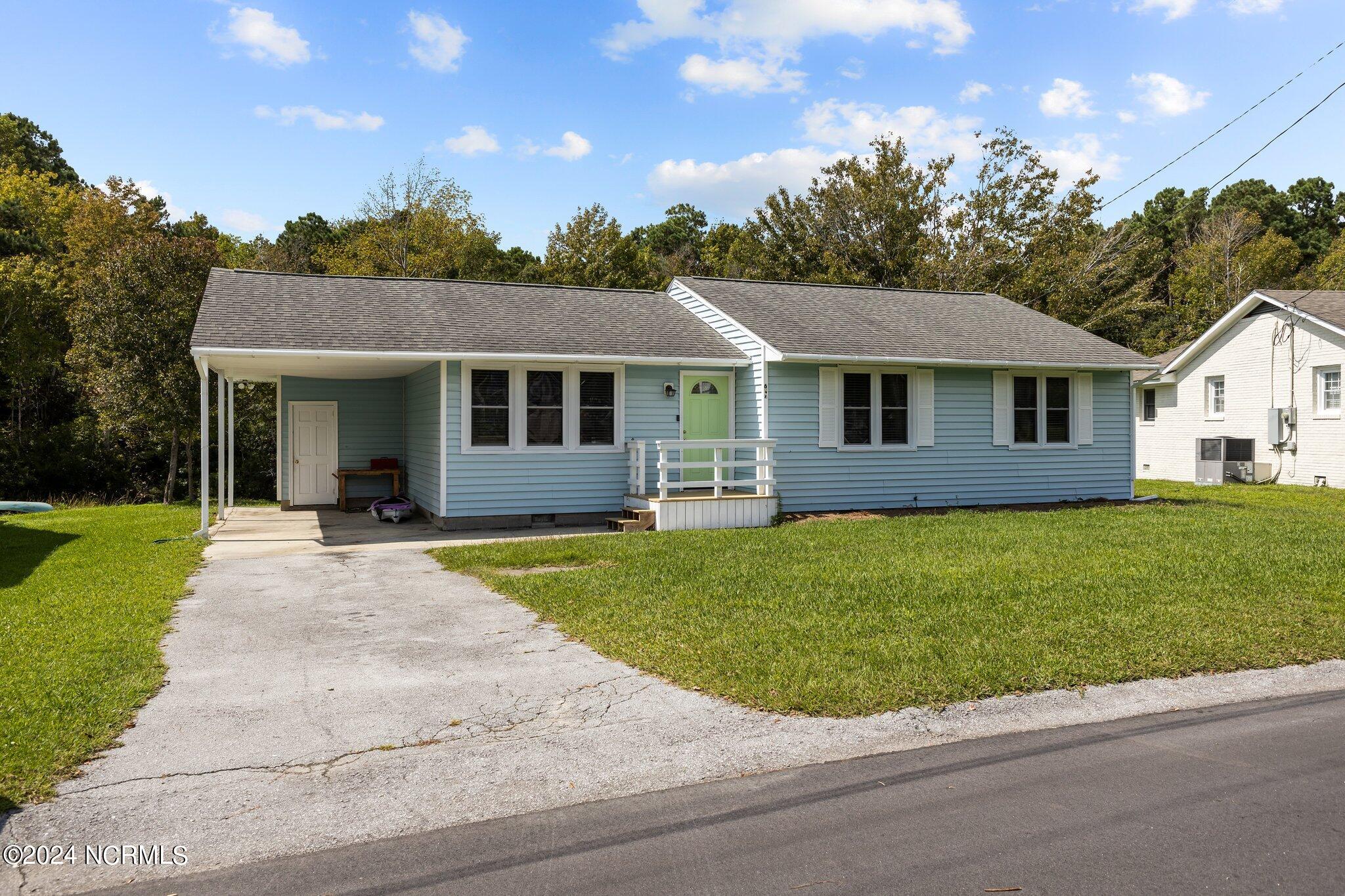 647 W Shore Drive Property Photo 4