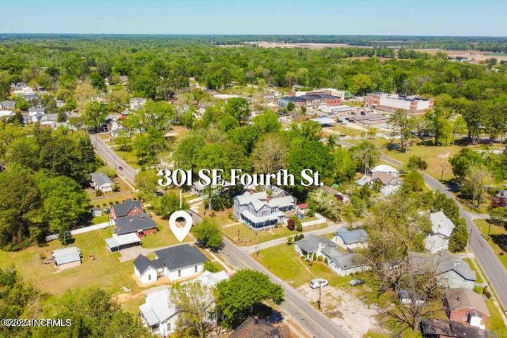 301 Se Fourth Street Property Photo 2