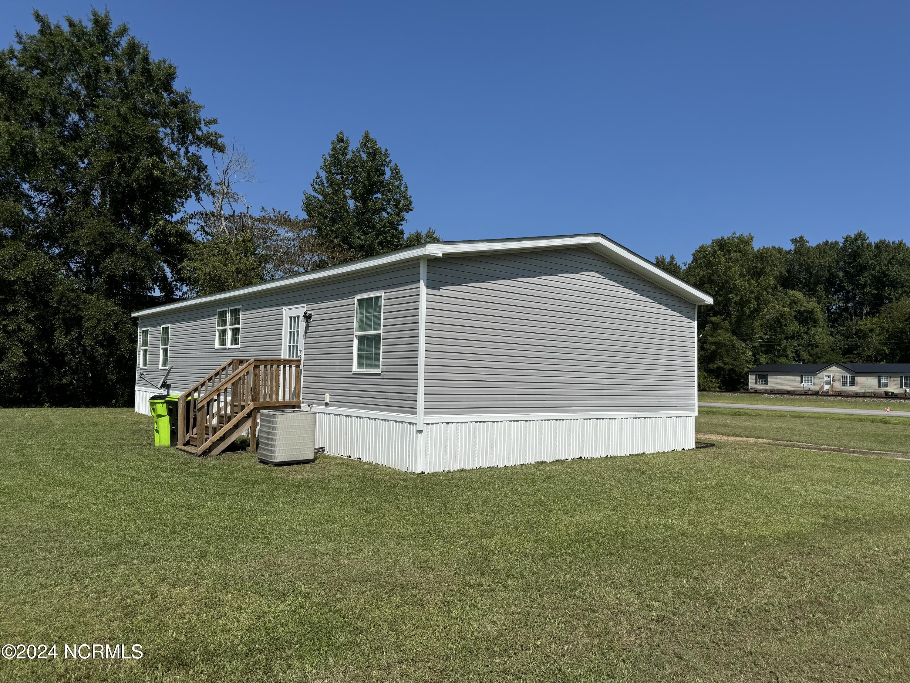216 E Railroad Street Property Photo 2