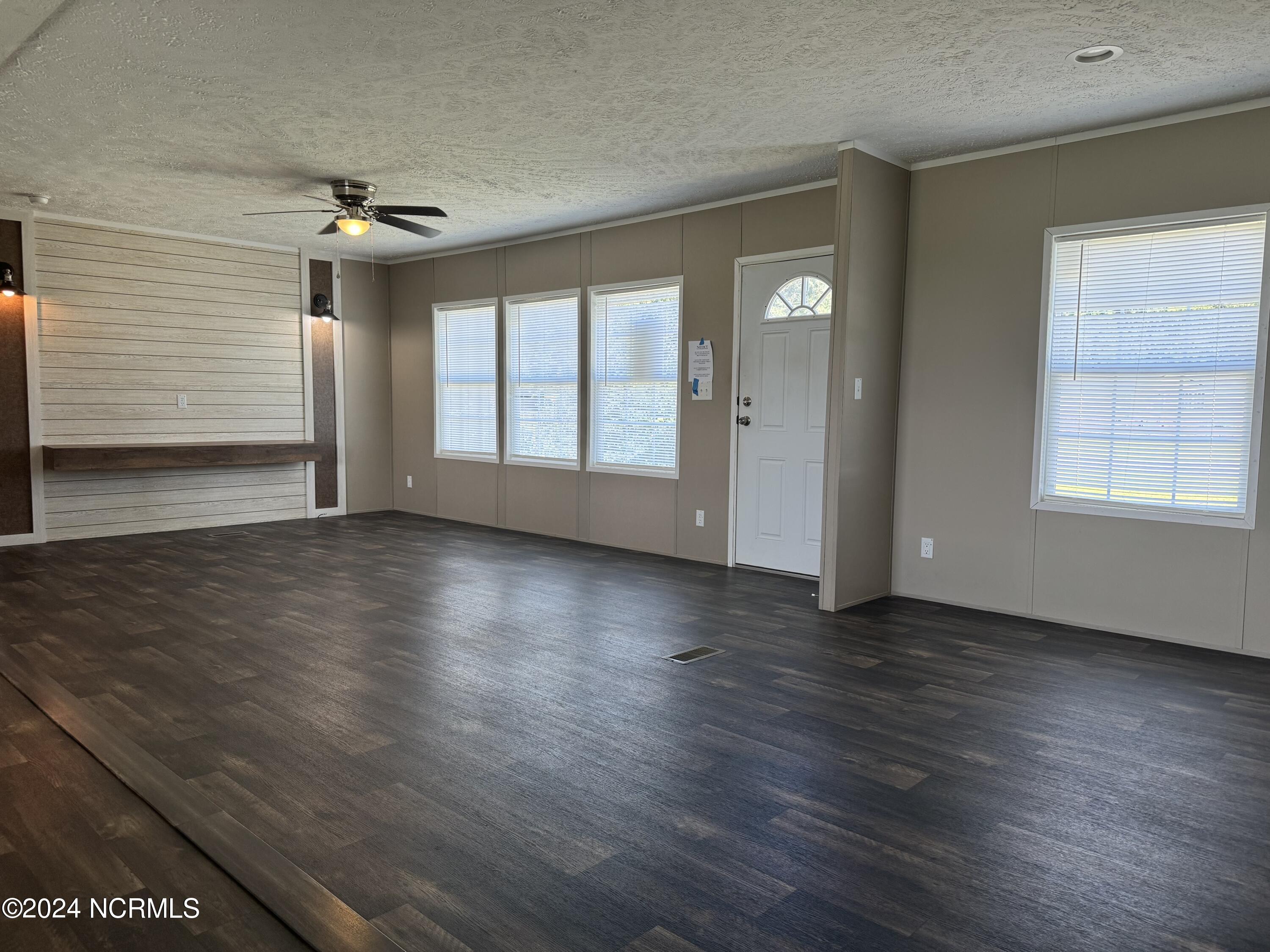 216 E Railroad Street Property Photo 4
