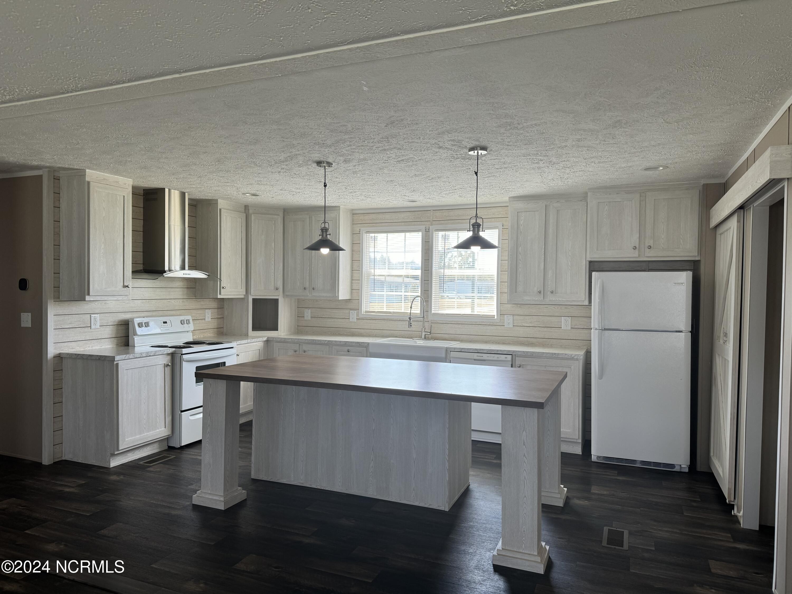 216 E Railroad Street Property Photo 6