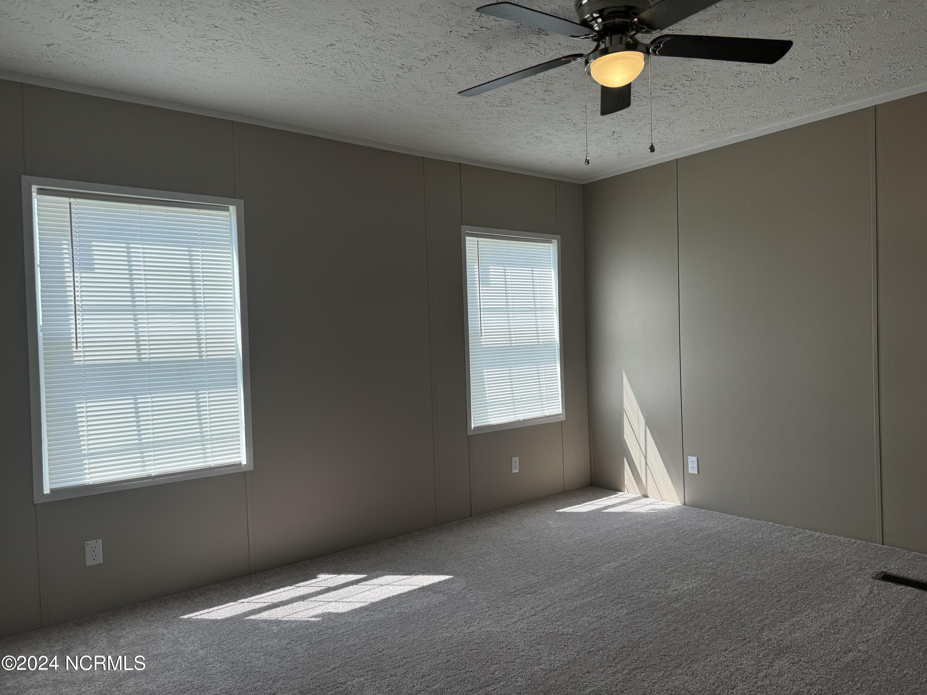 216 E Railroad Street Property Photo 8