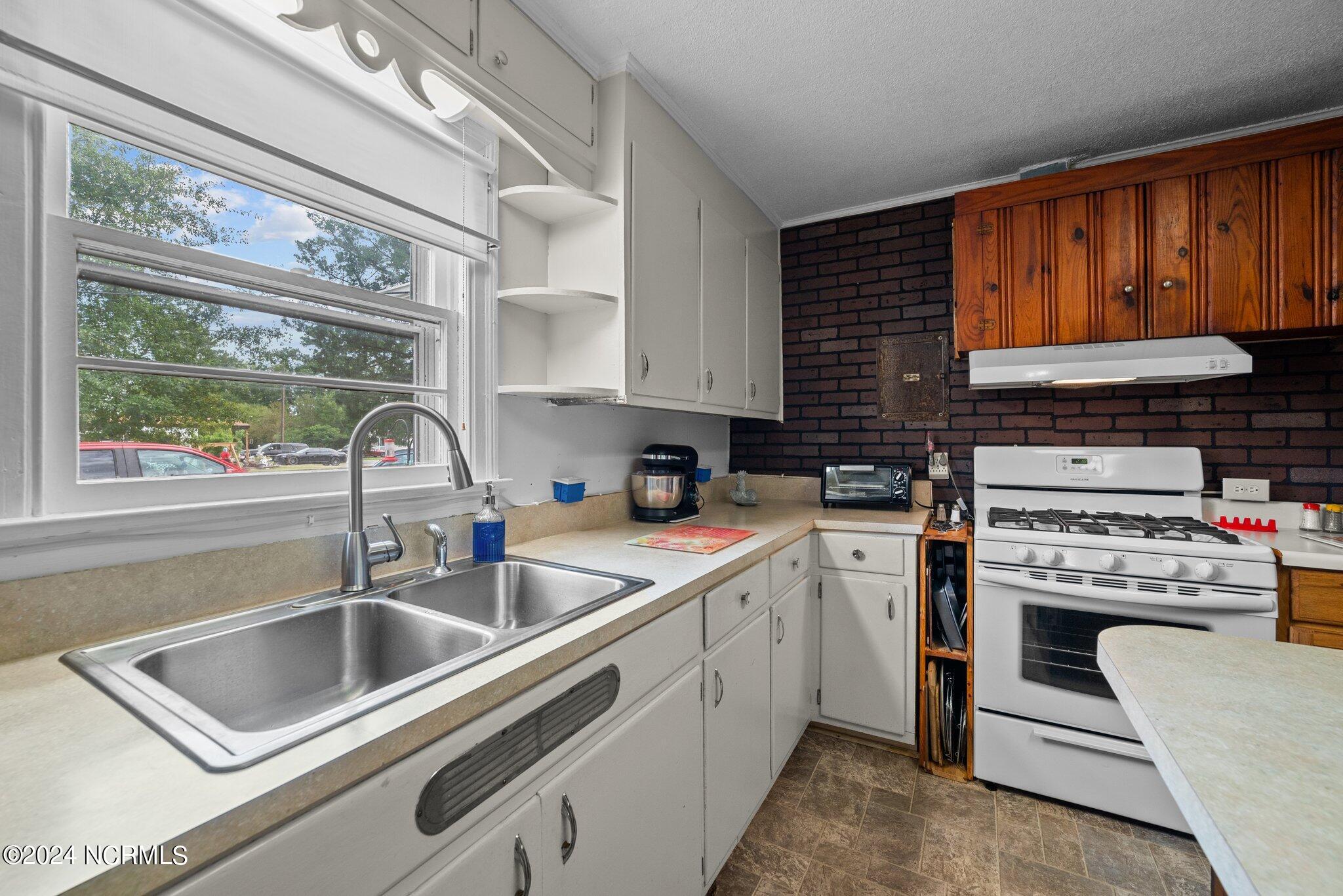 104 Ballard Street Property Photo 27