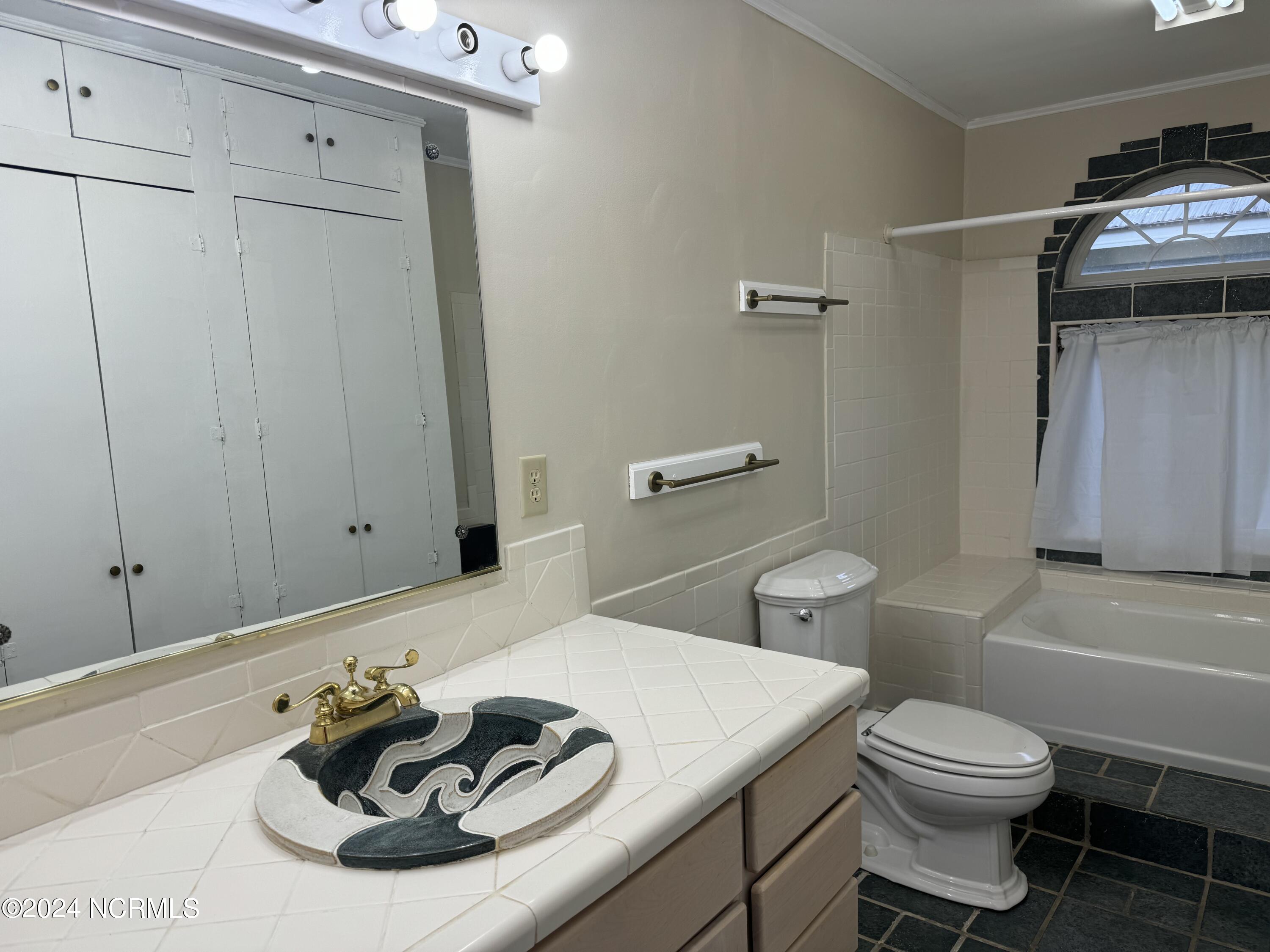 136 S Oak Forest Road Property Photo 5