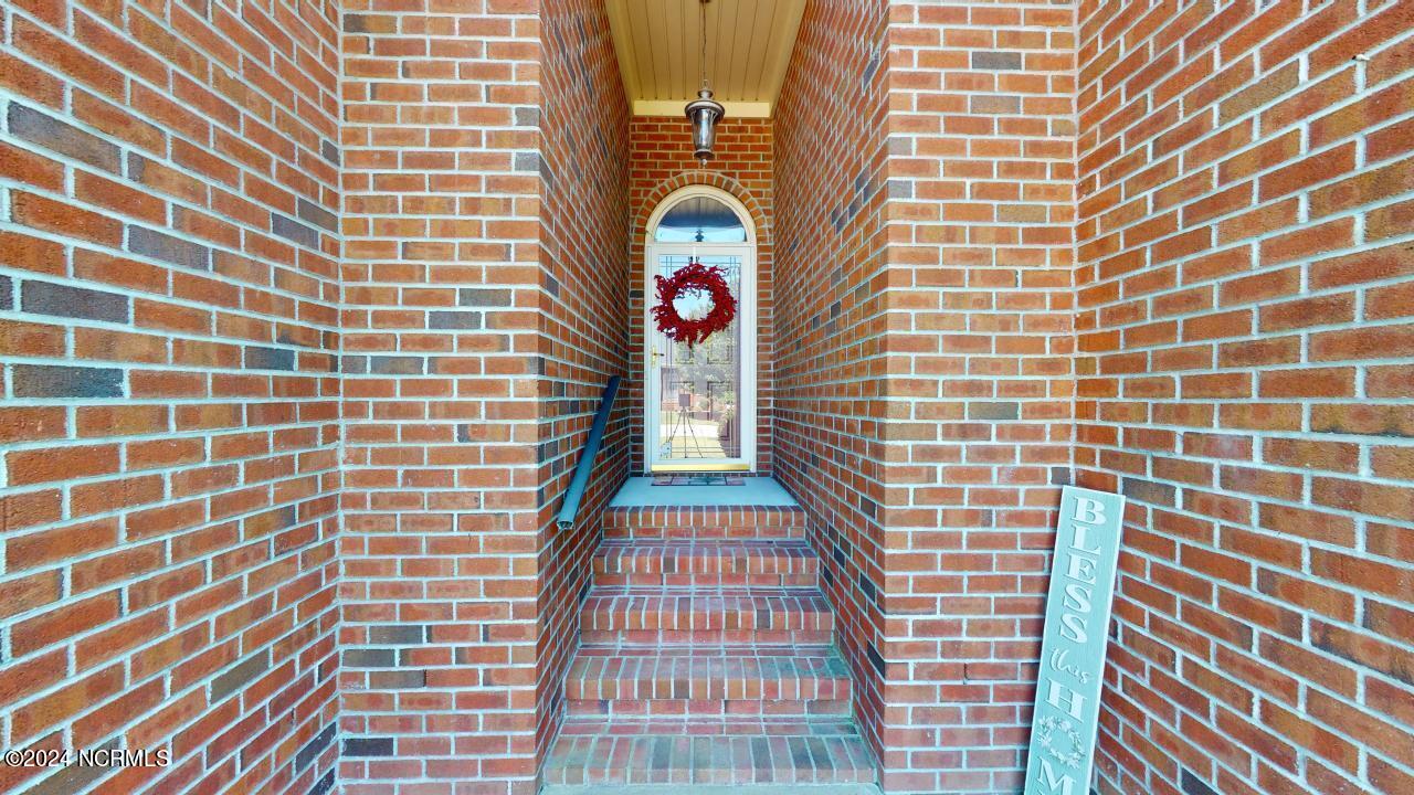 214 King's Way Property Photo 2