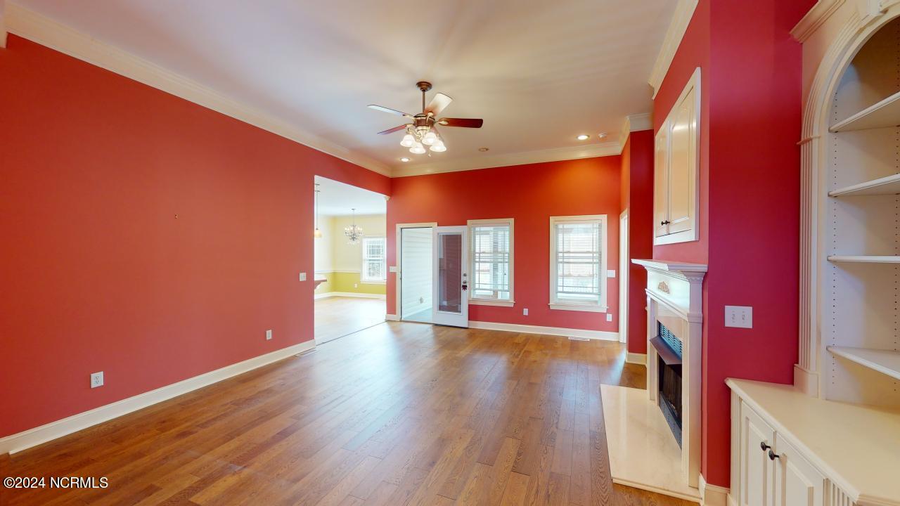 214 King's Way Property Photo 6