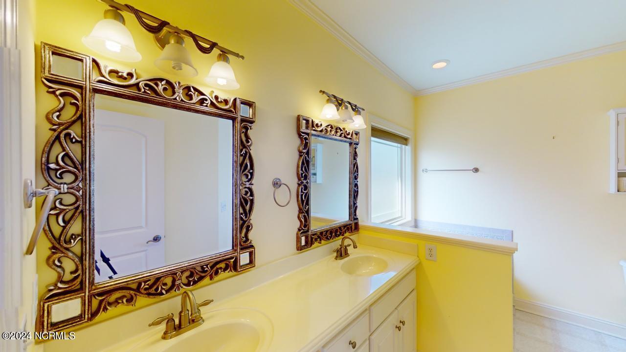 214 King's Way Property Photo 14