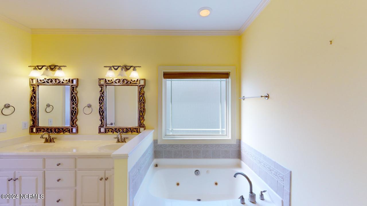 214 King's Way Property Photo 16