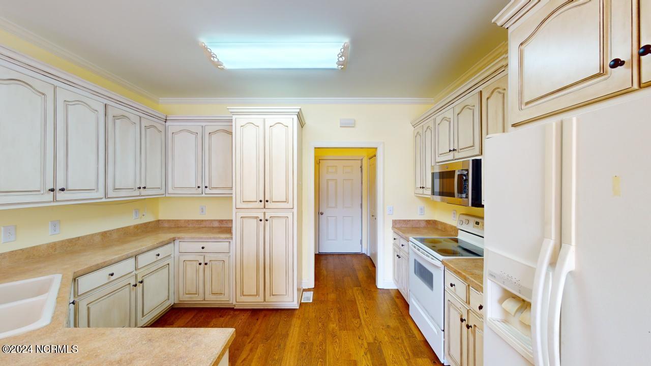 214 King's Way Property Photo 19