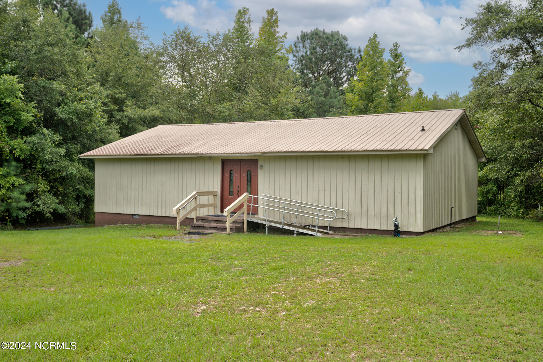 609 W 74 Highway Property Photo 1