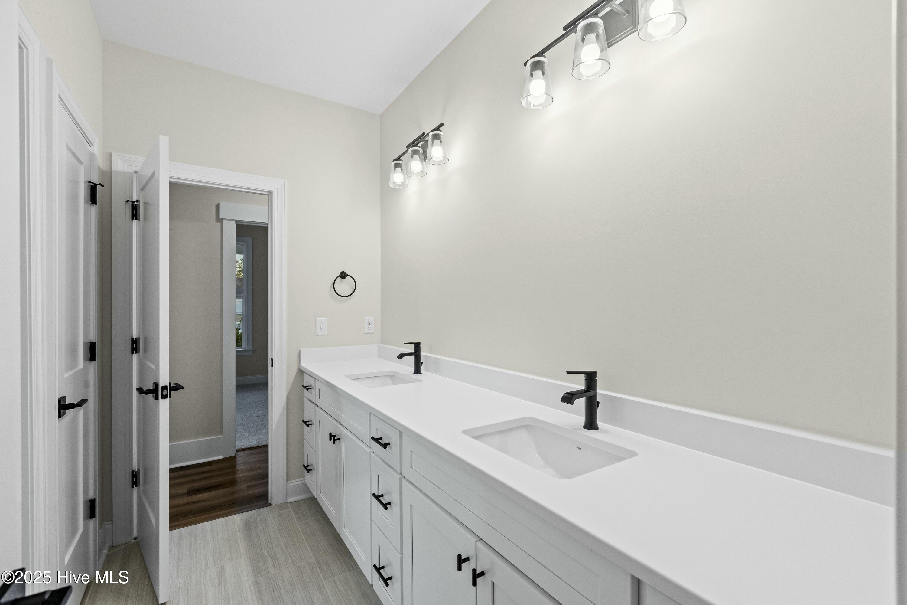 234 Hampton Court Property Photo 20