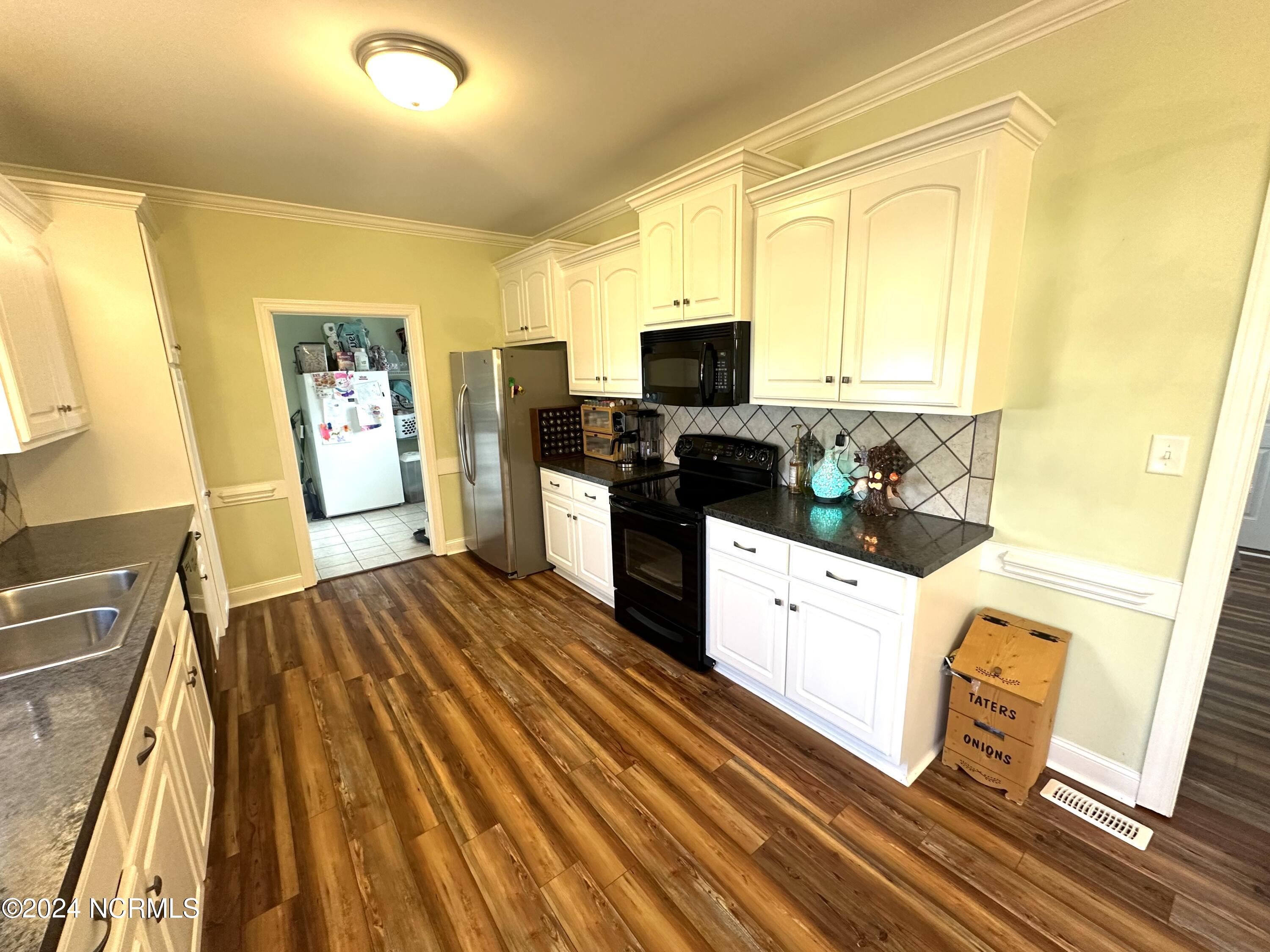 8106 Gentle Breeze Drive Property Photo 12