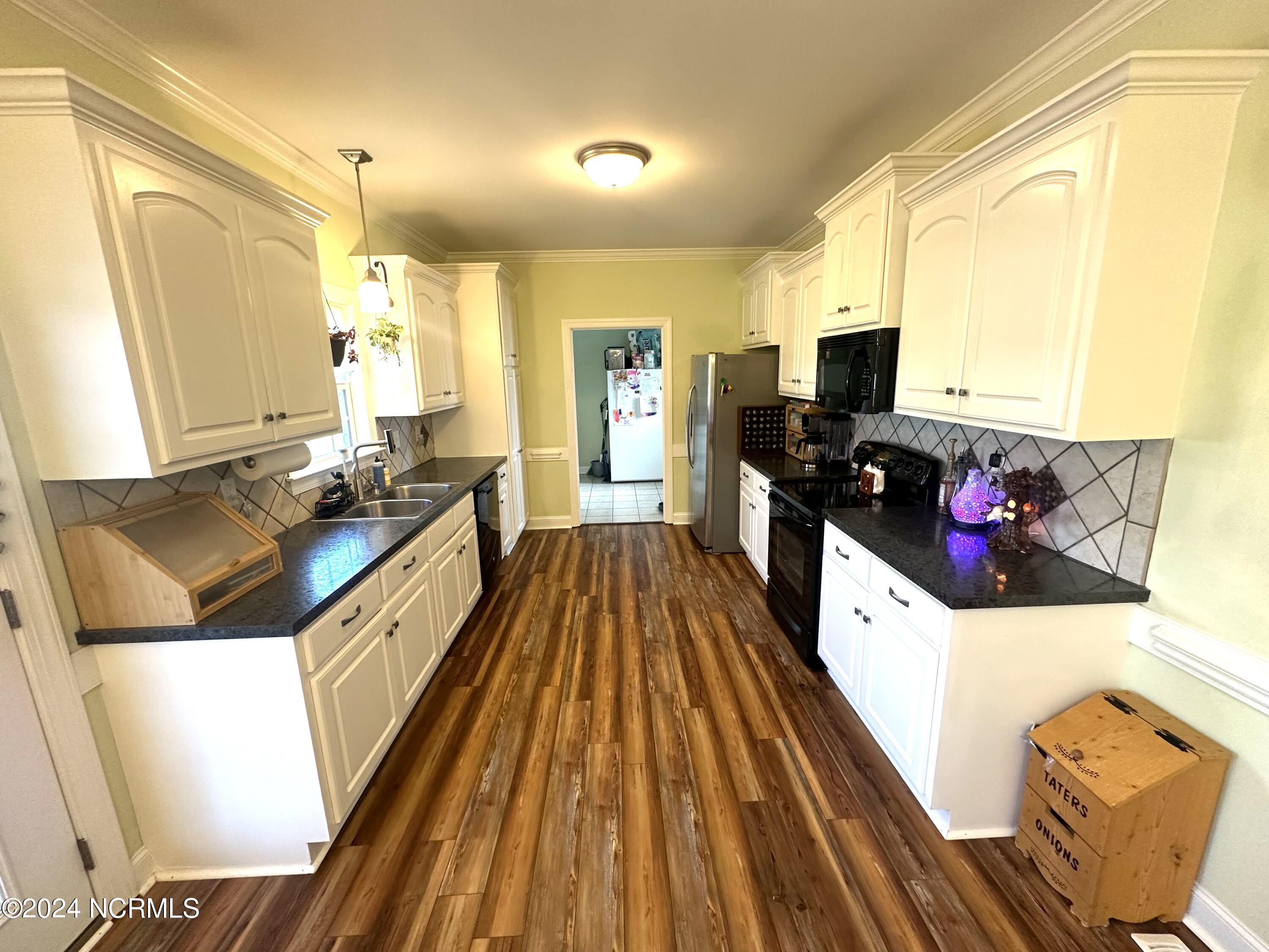8106 Gentle Breeze Drive Property Photo 13