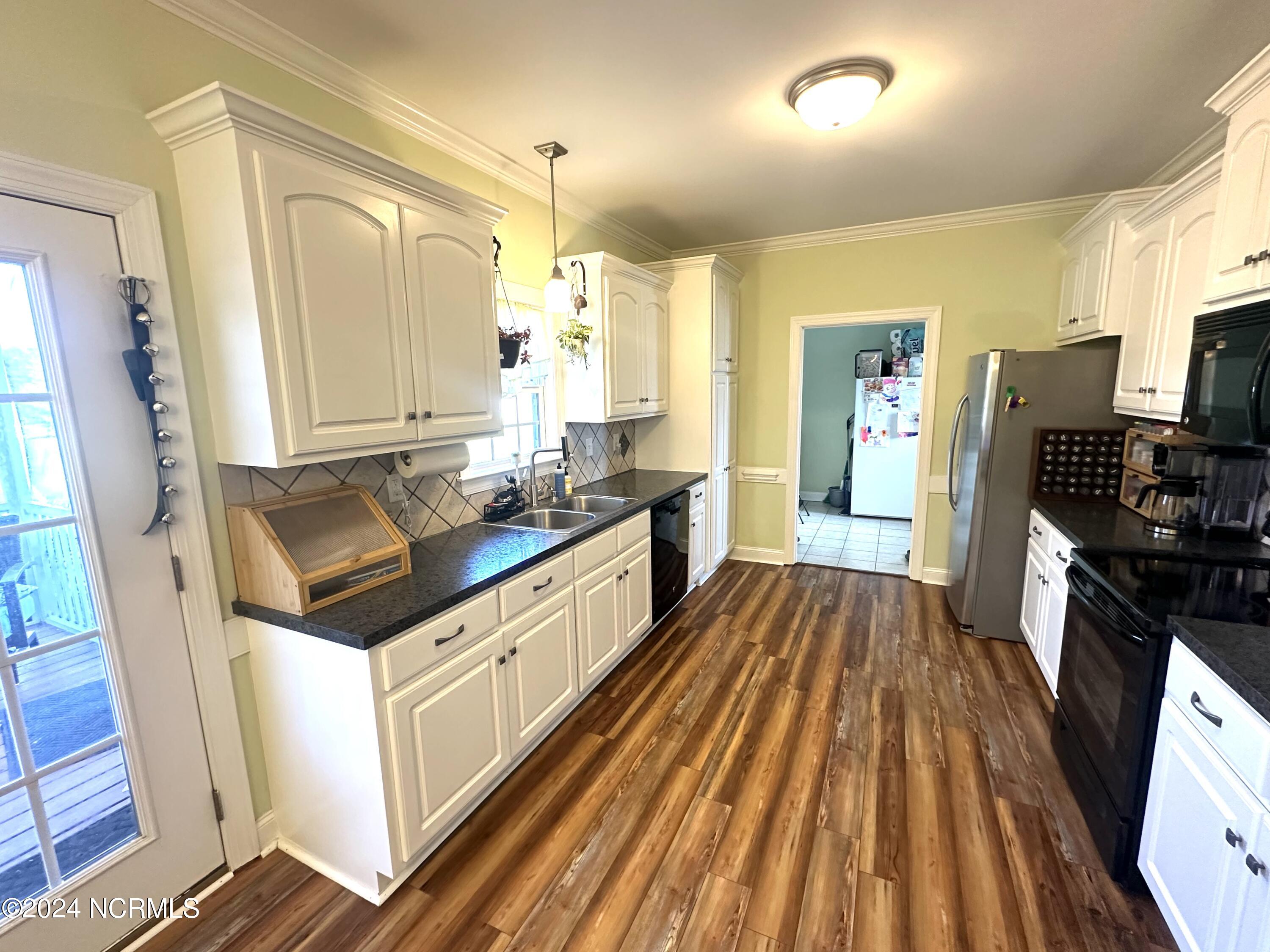 8106 Gentle Breeze Drive Property Photo 14