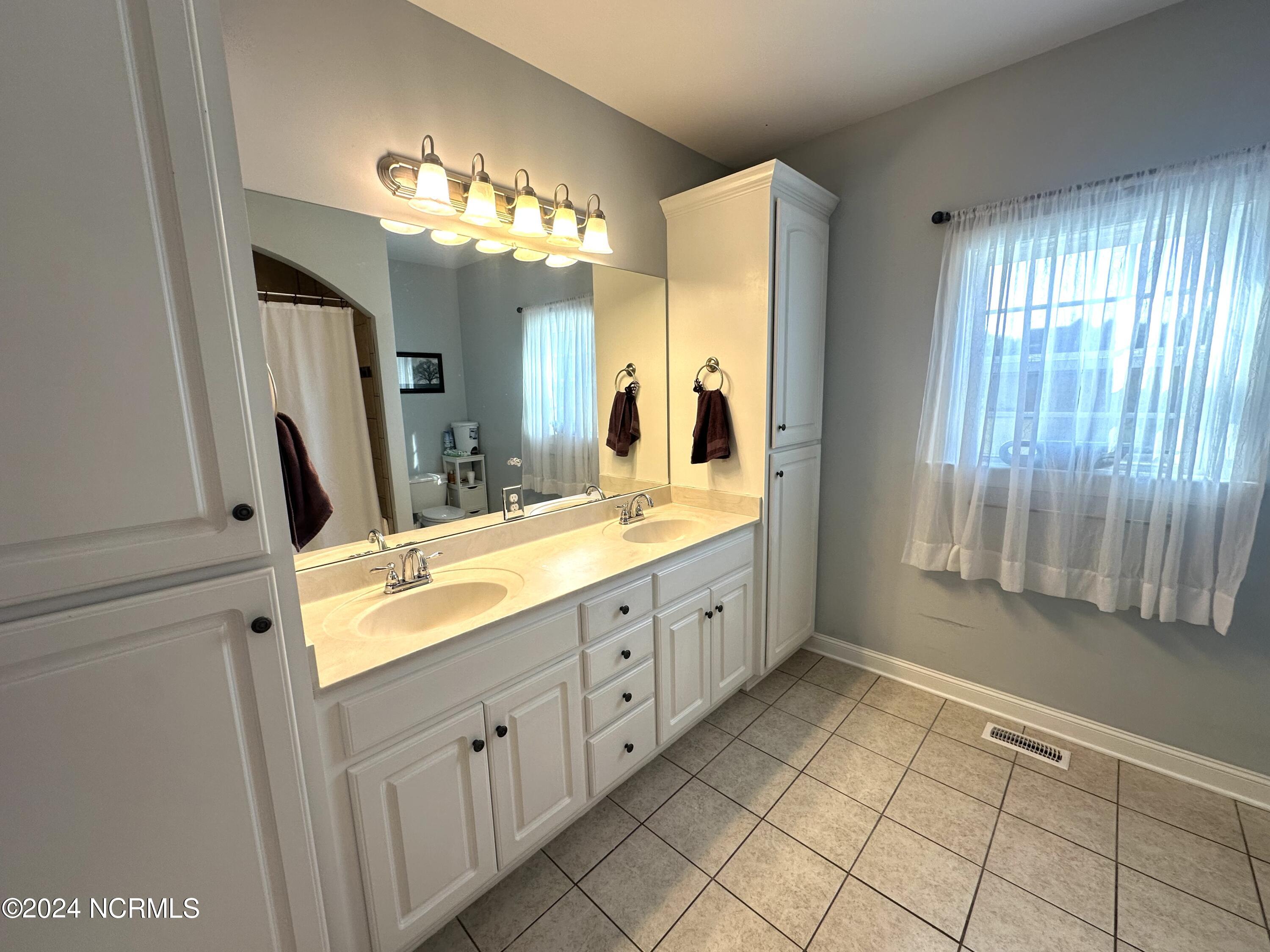 8106 Gentle Breeze Drive Property Photo 18