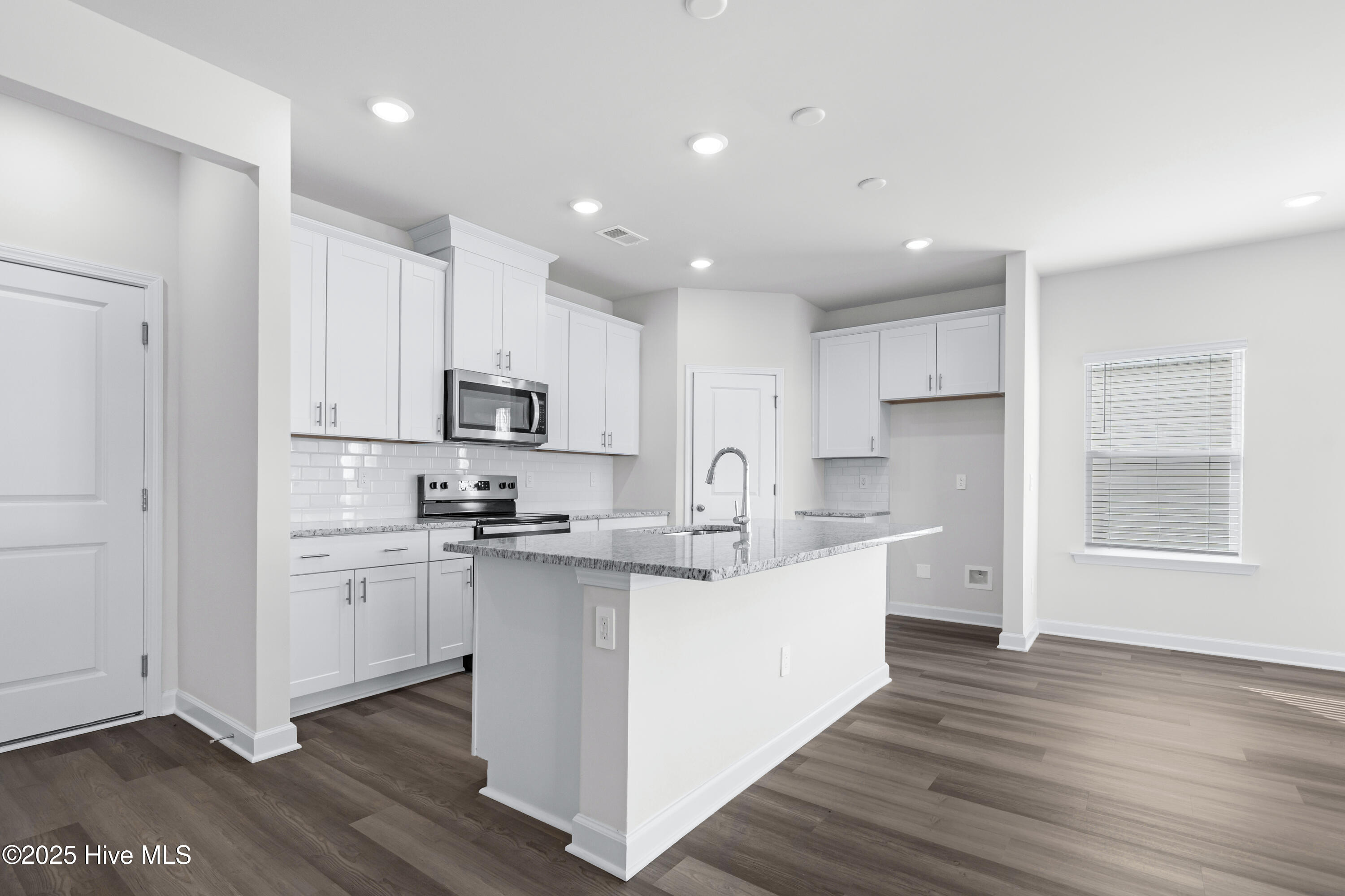 628 Blackthorne Circle Property Photo 10