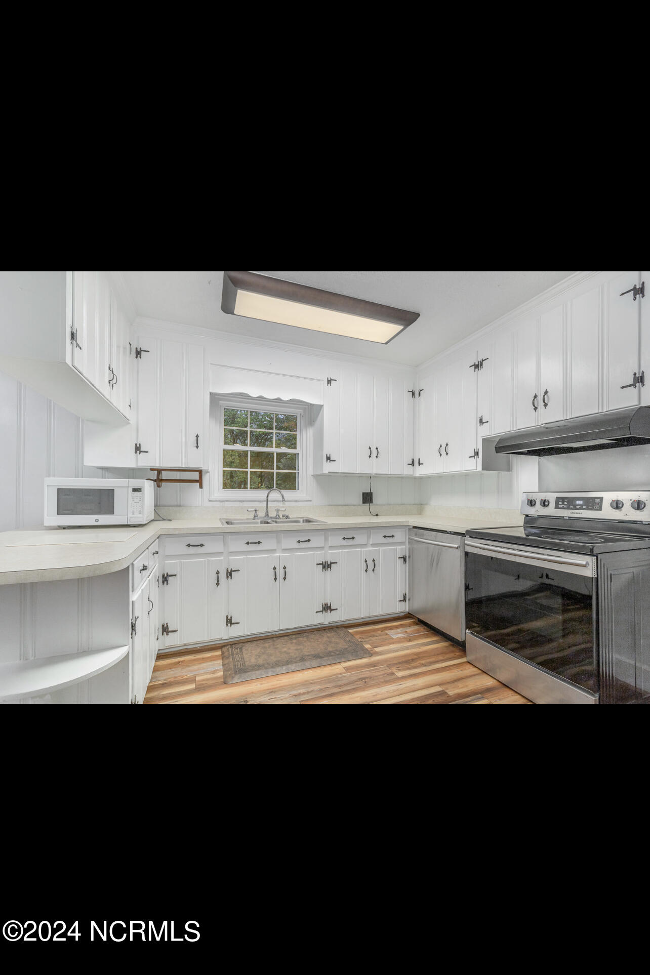 1809 Friendly Road Property Photo 9