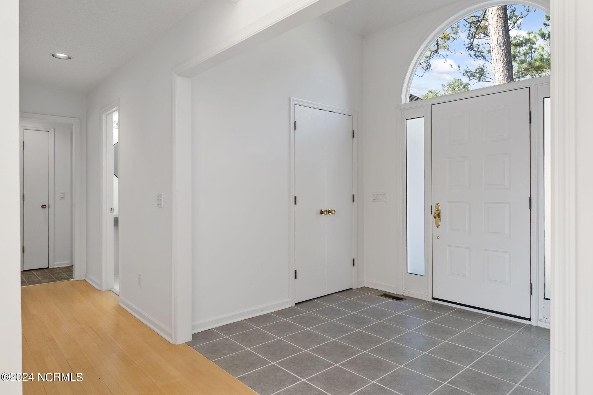27 Deerwood Court Property Photo 5