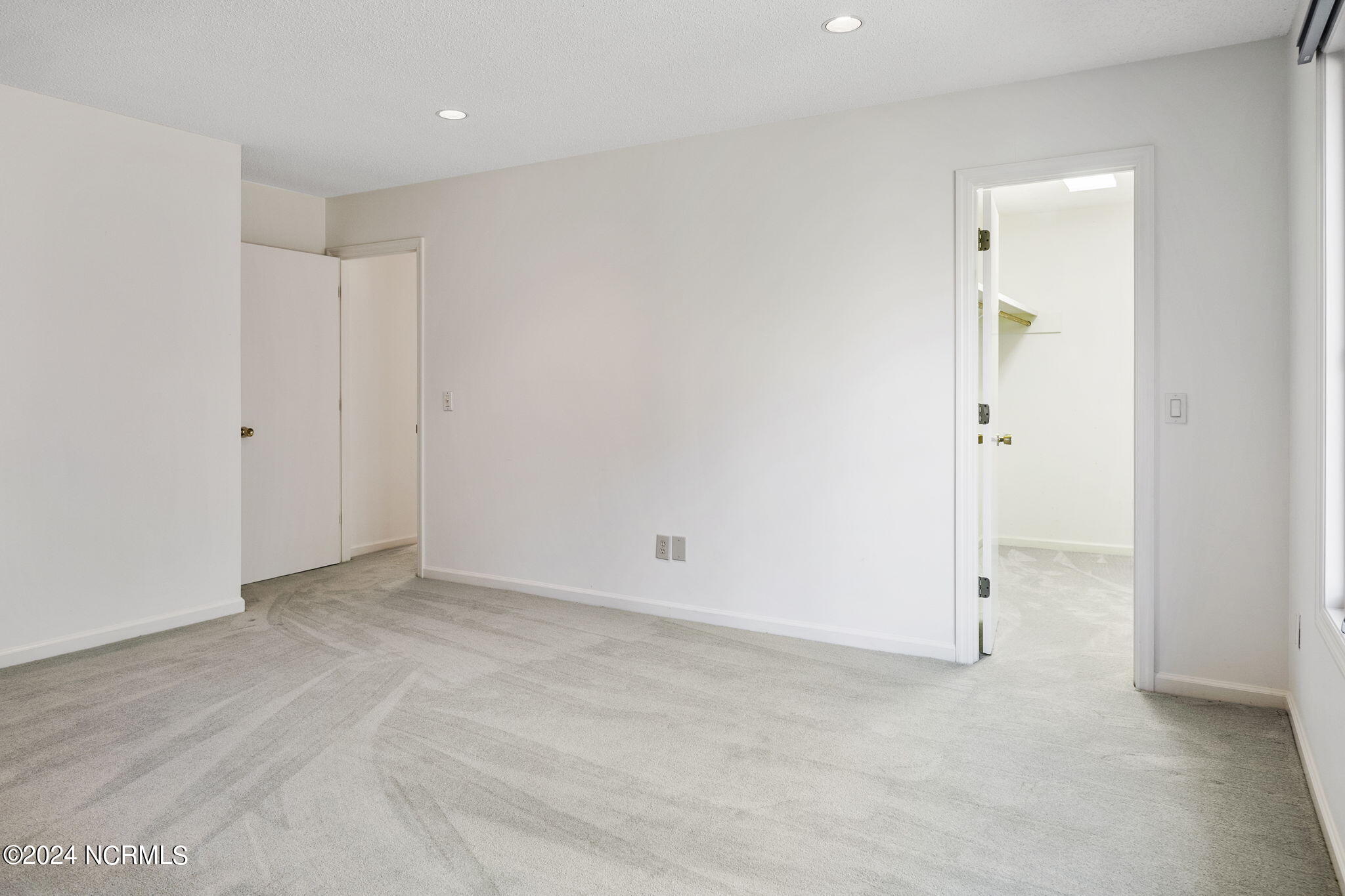 27 Deerwood Court Property Photo 24