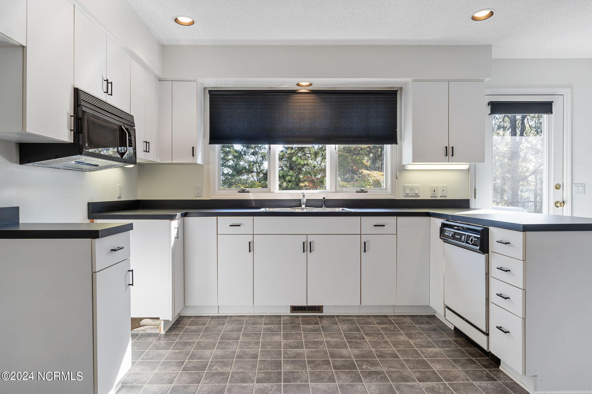 27 Deerwood Court Property Photo 28