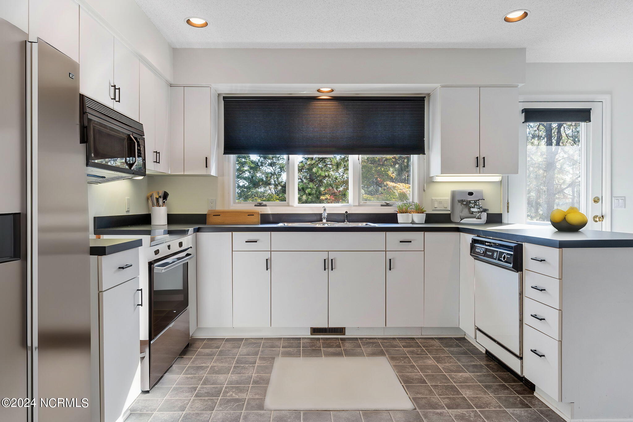 27 Deerwood Court Property Photo 29