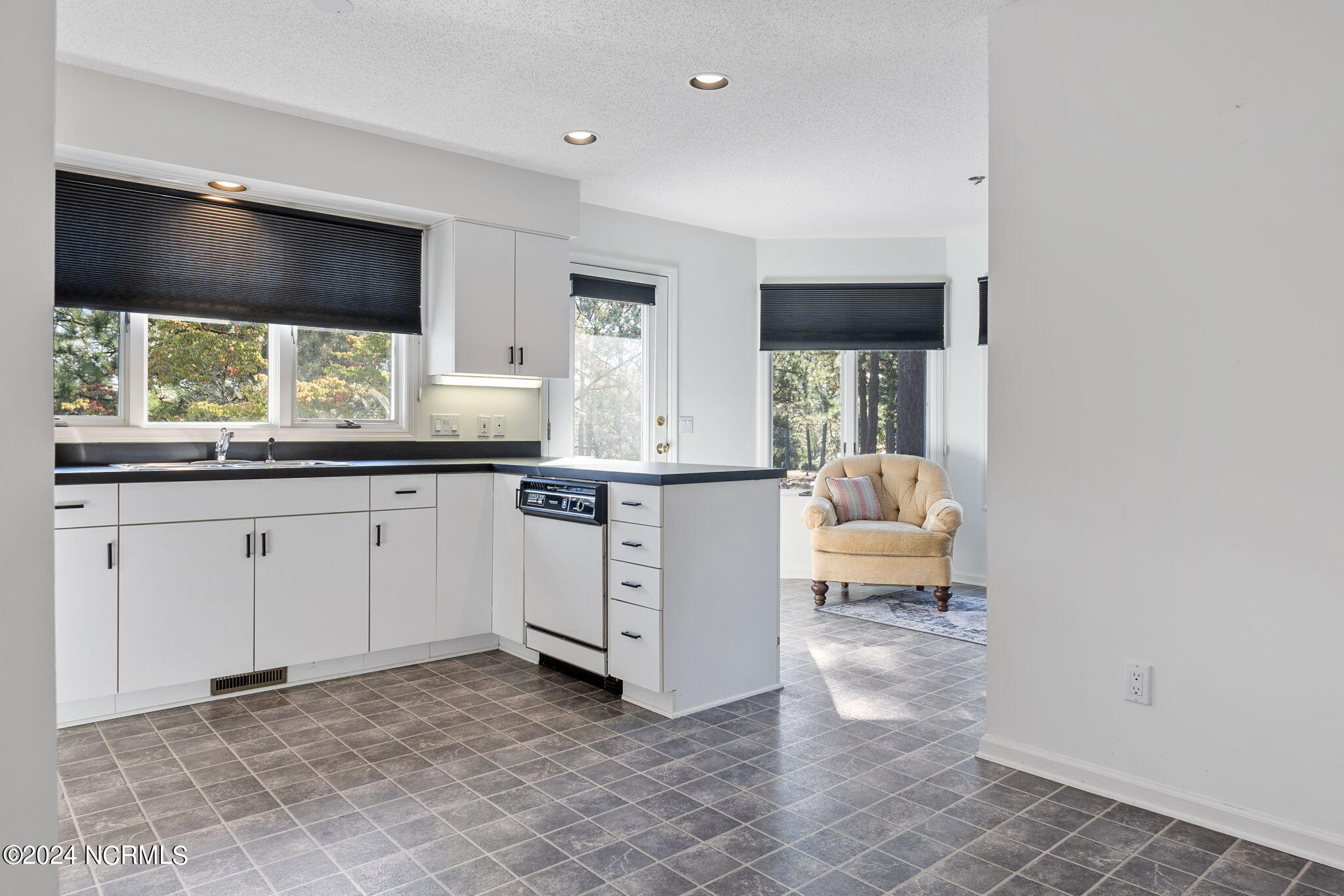 27 Deerwood Court Property Photo 30
