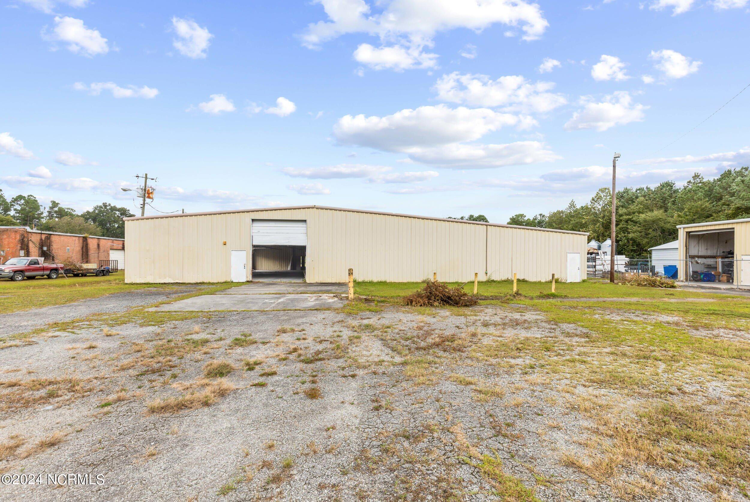 611 N Sycamore St, Rose Hill, Street Property Photo