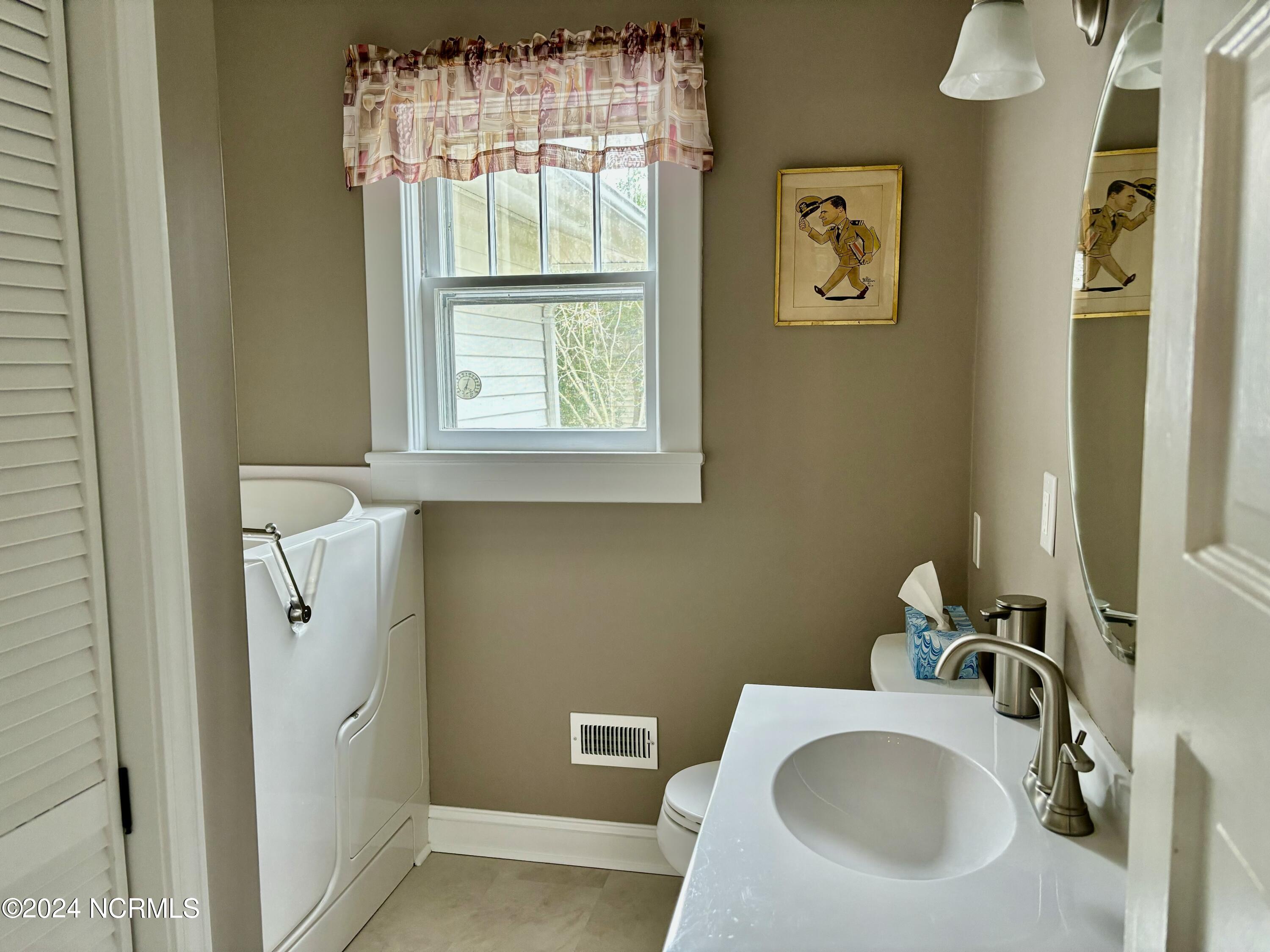 207 W Eden Street Property Photo 12