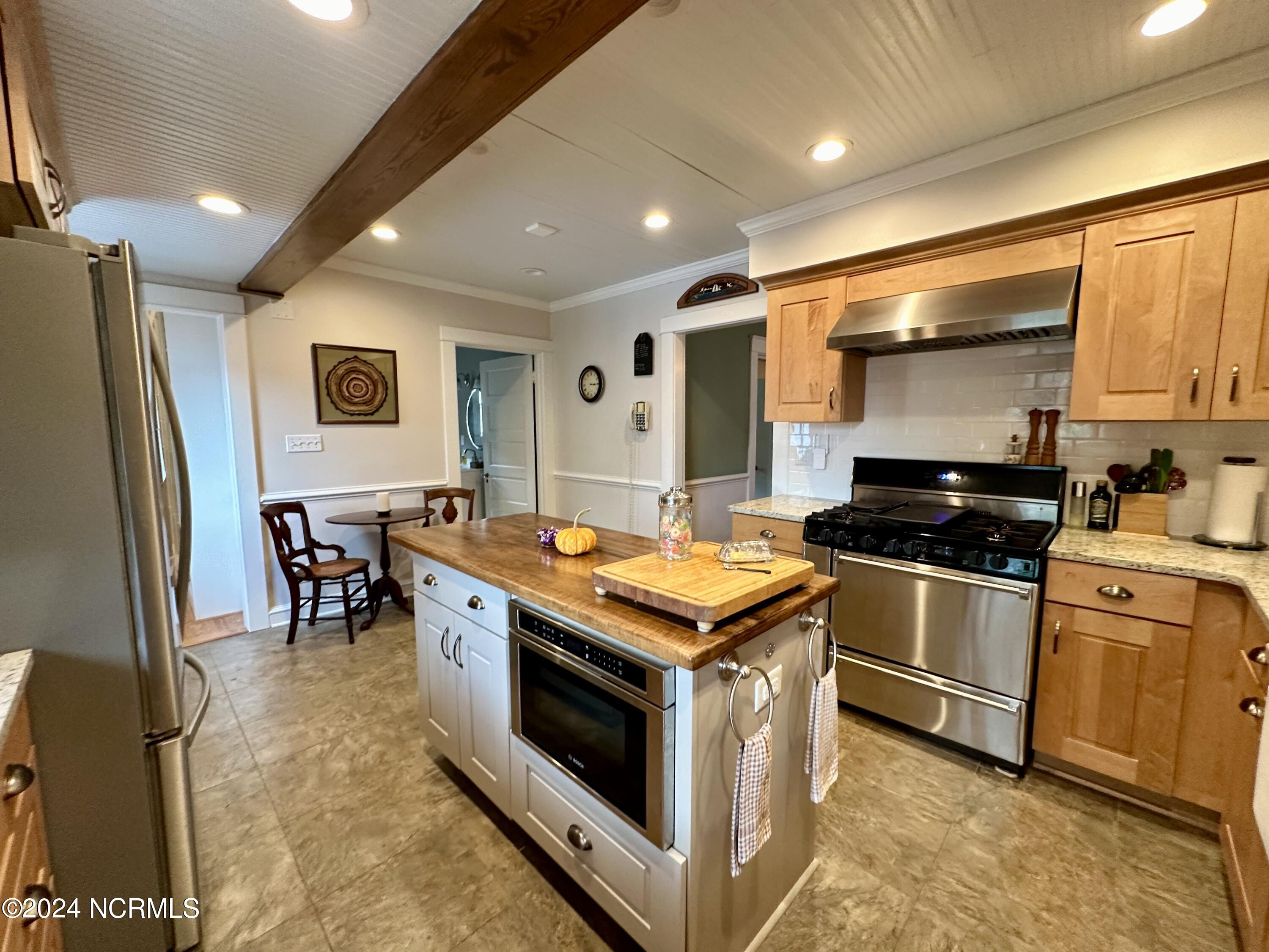 207 W Eden Street Property Photo 18