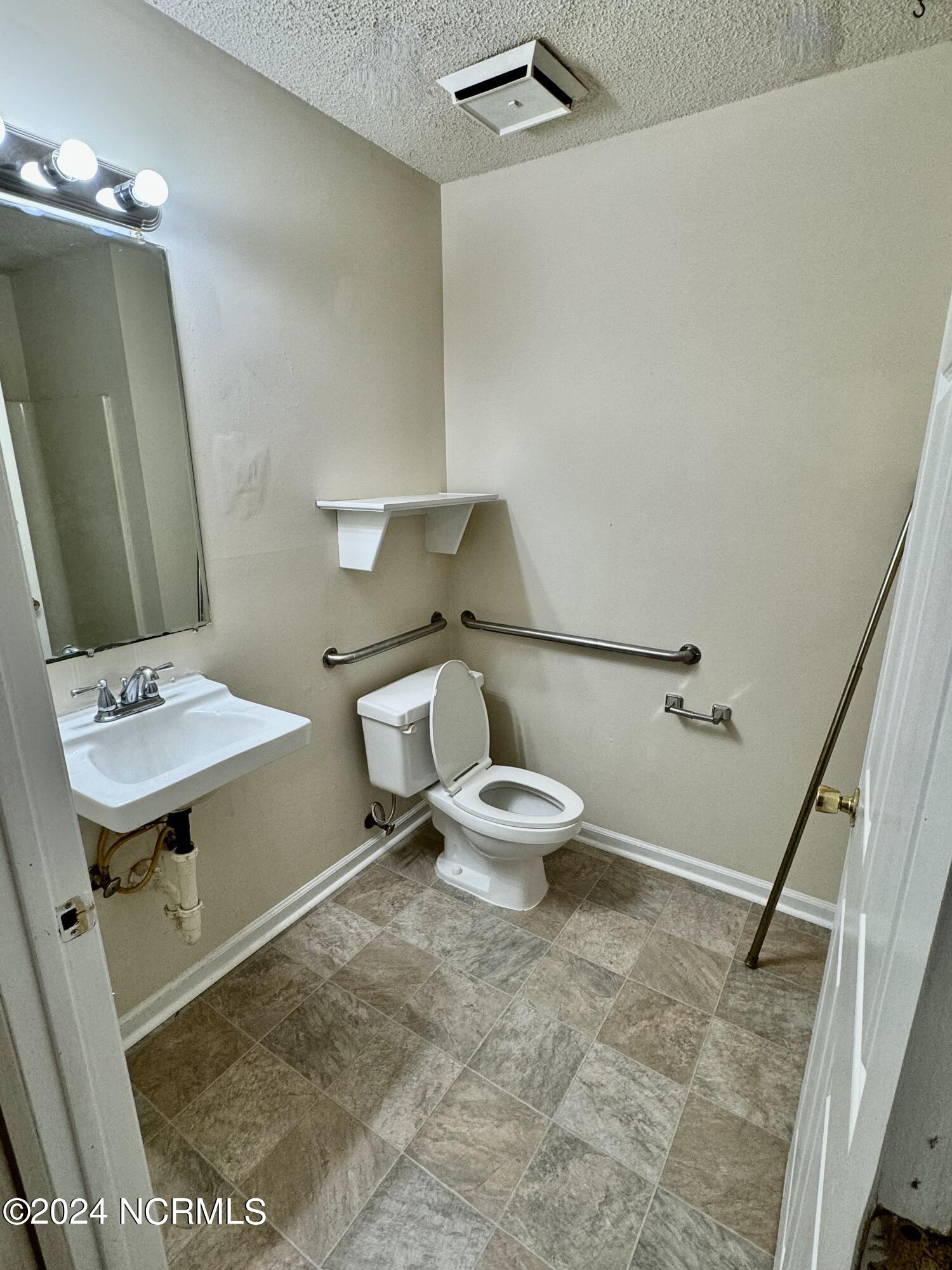 772 E 3rd Street K Property Photo 2
