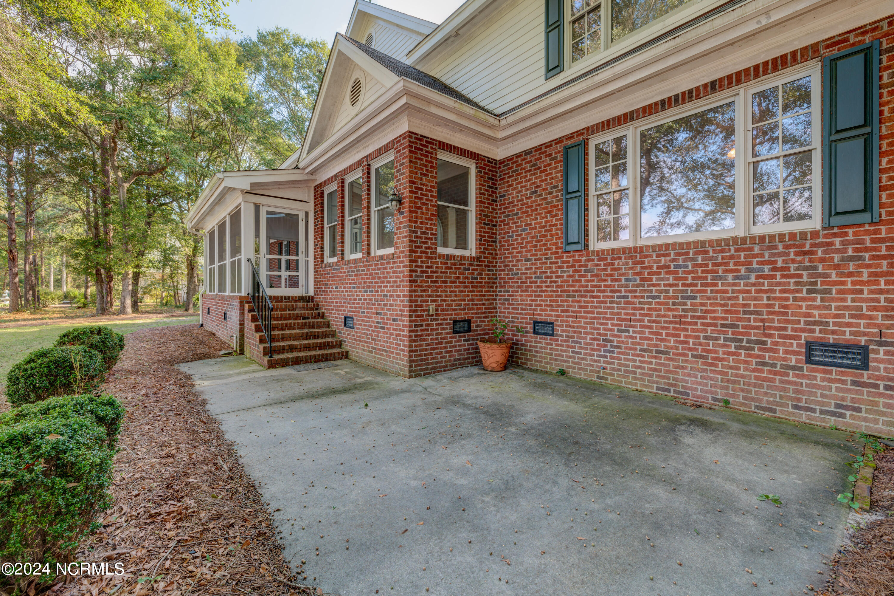140 River Woods Drive Property Photo 13