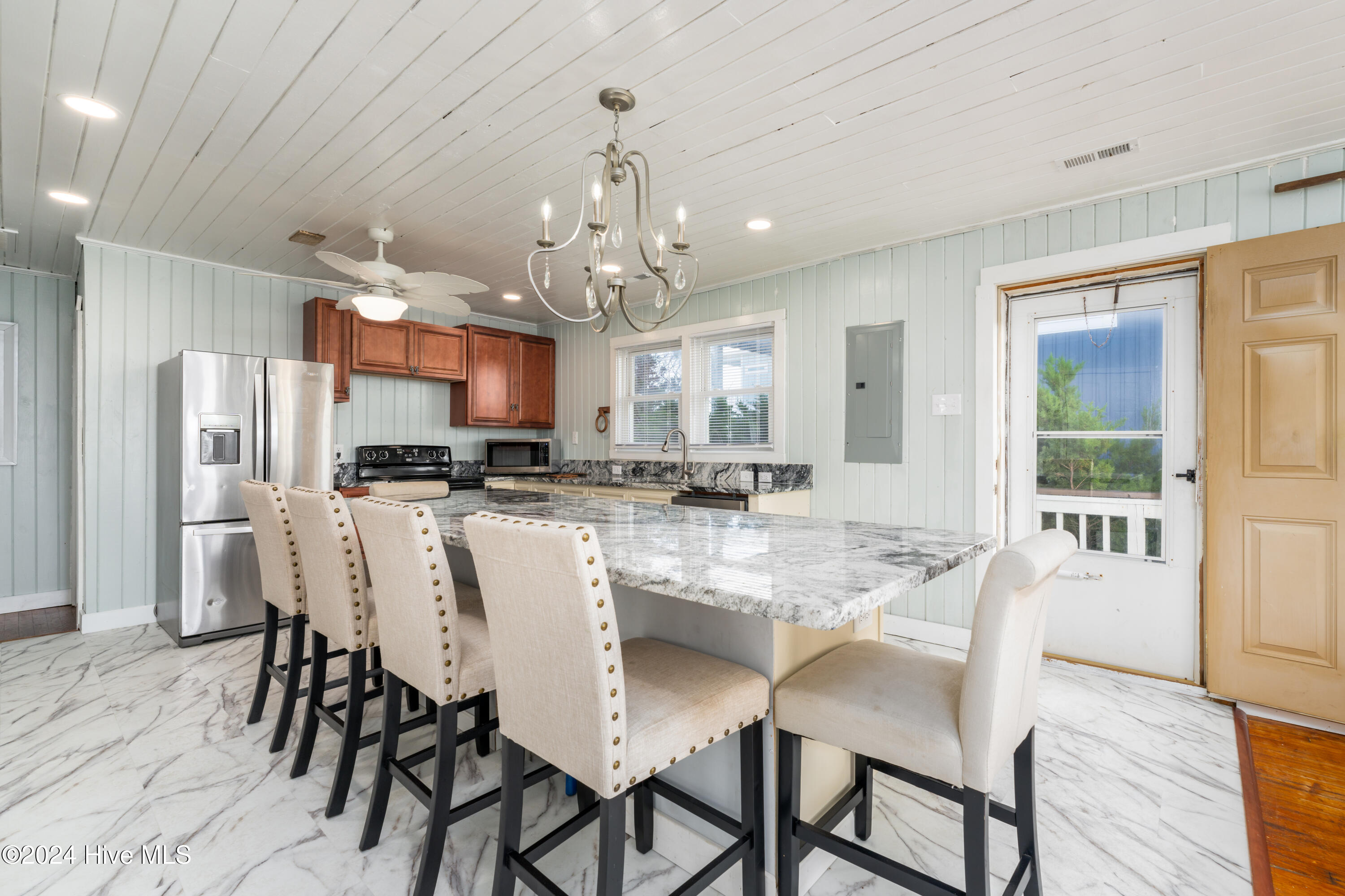 3016 W Beach Drive Property Photo 10