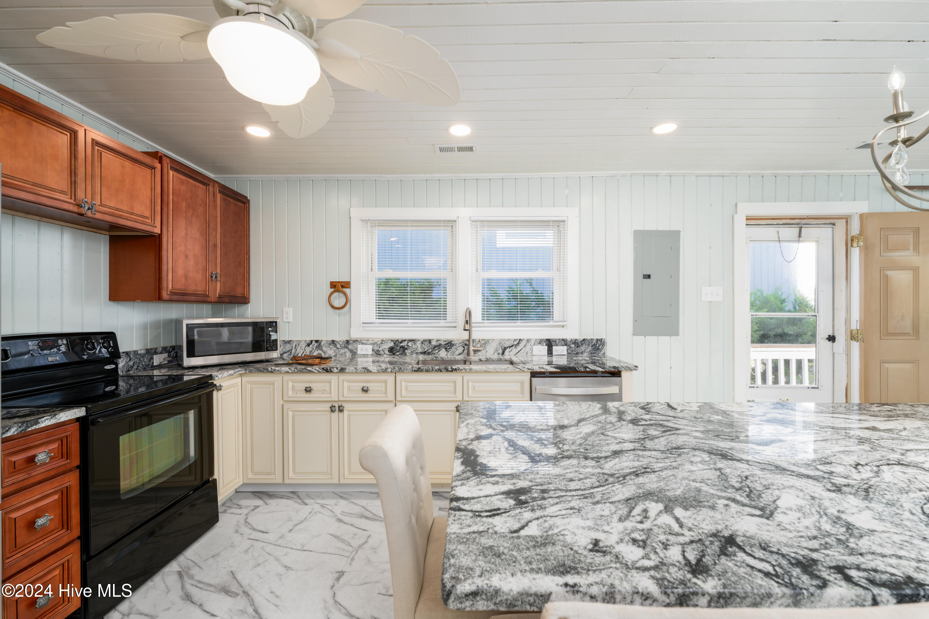 3016 W Beach Drive Property Photo 11